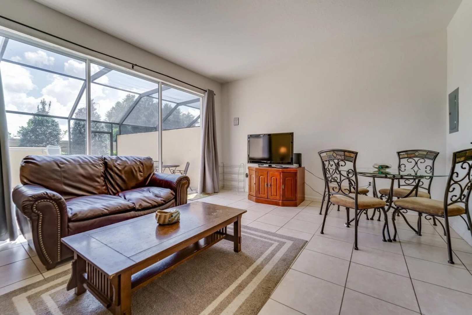 Neil's Windsor Hills Townhouse by RedAwning