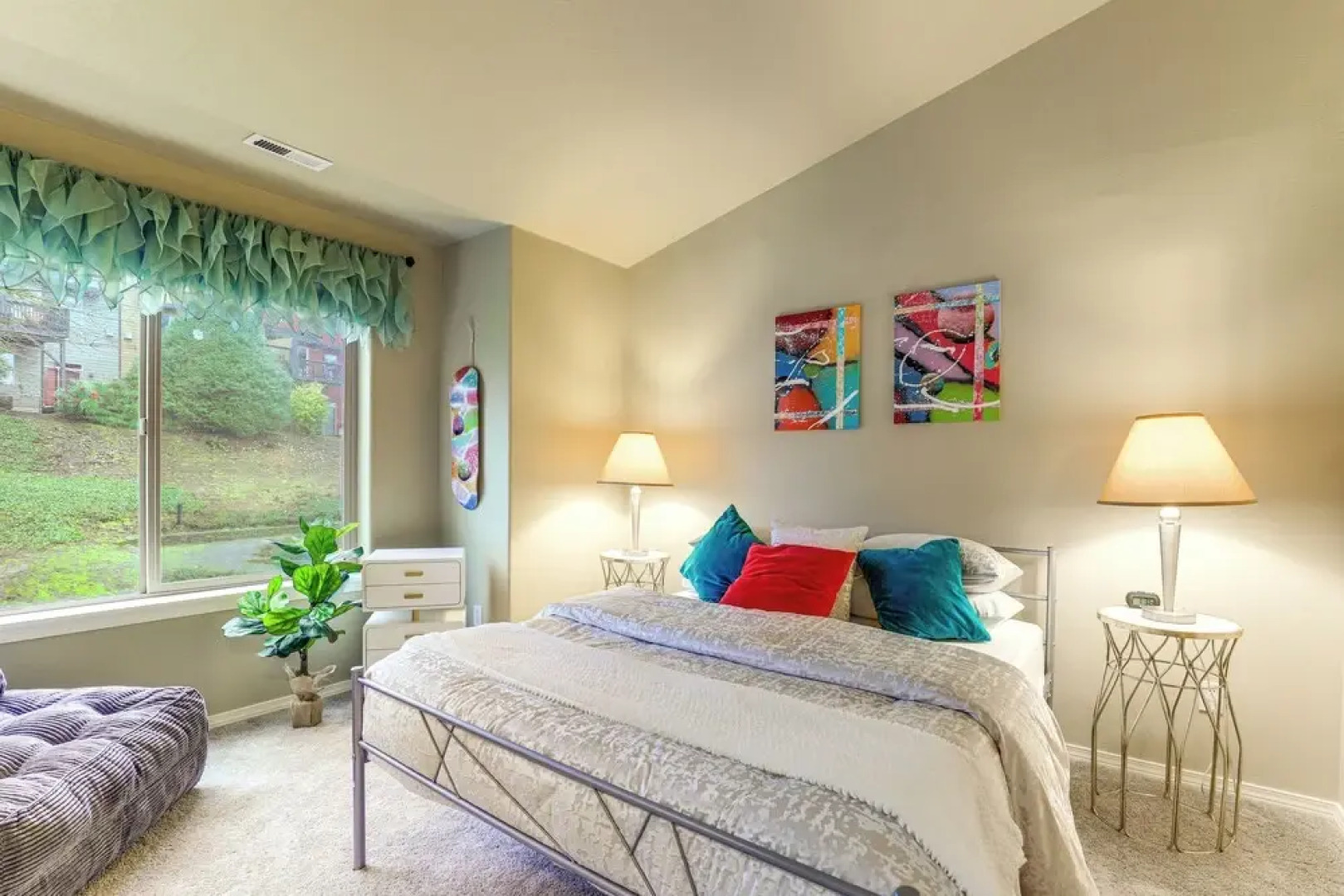 Walk to Mcmenamins Edgefield: Inviting Townhome!