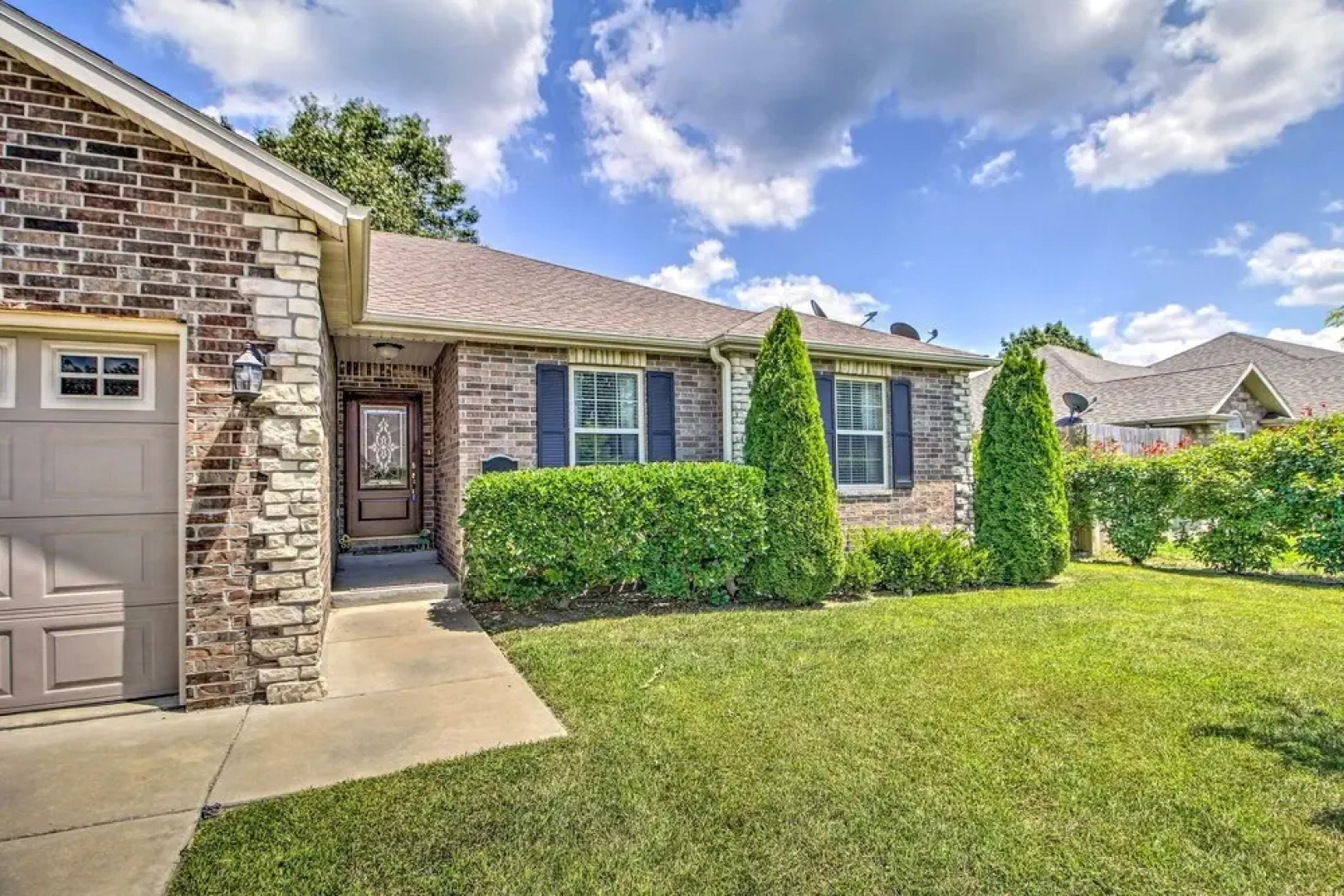 Pet-friendly Home w/ Yard: 9 Mi to Table Rock Lake