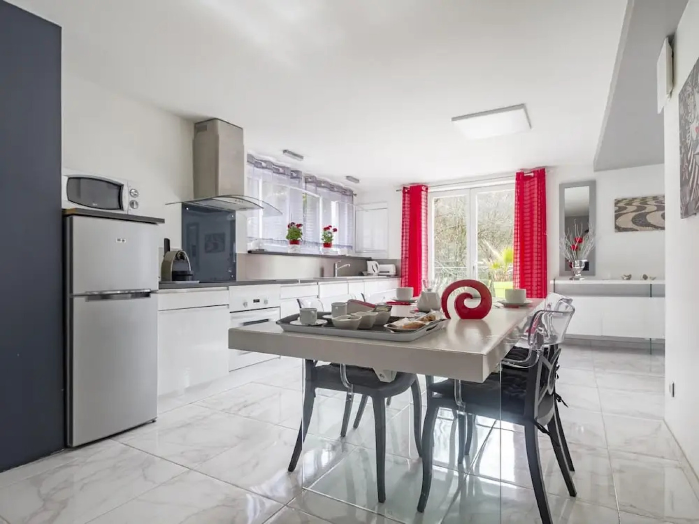 Panoramic White House Suite in Tulle