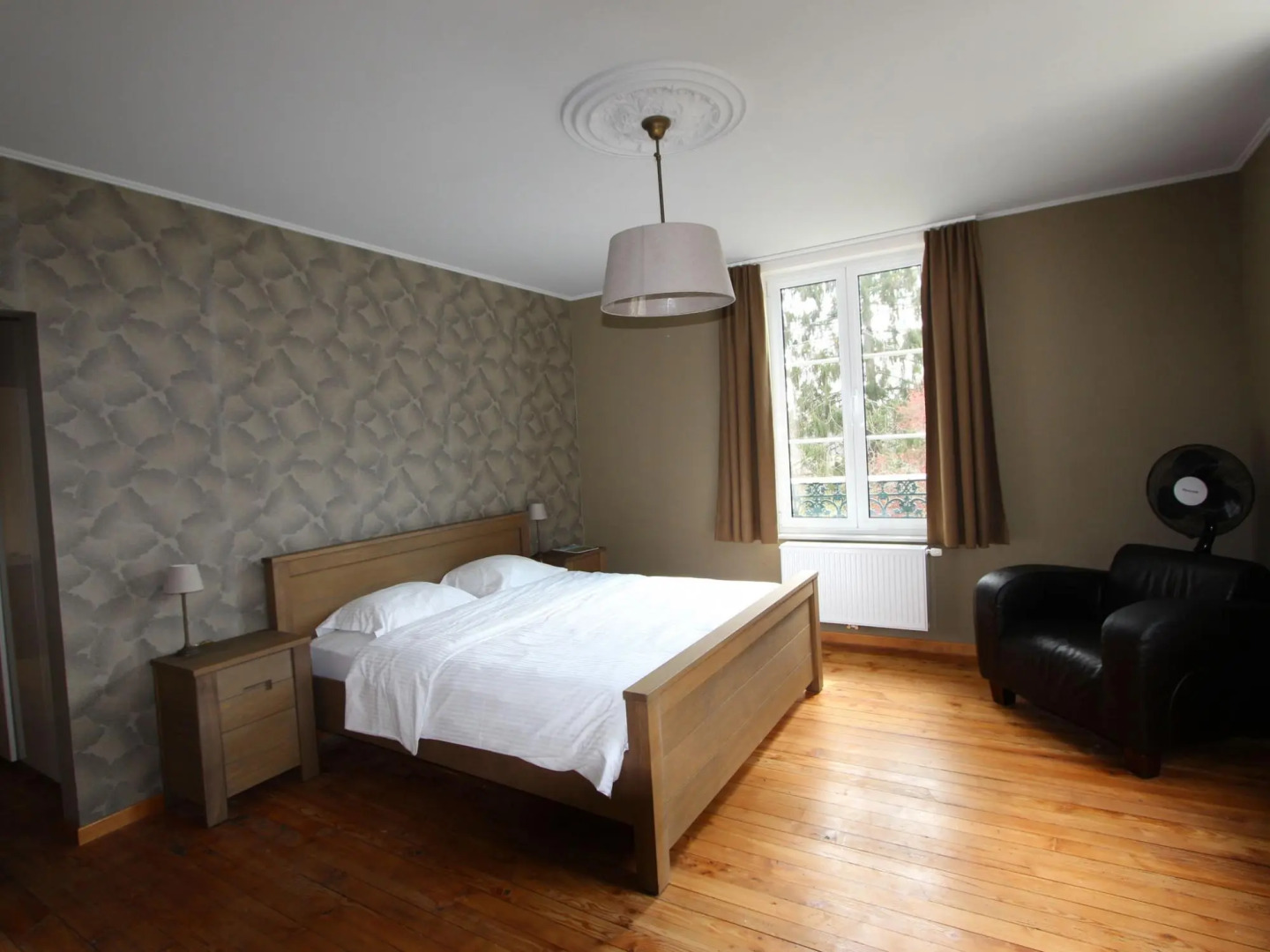 Heritage Castle in Bar-sur-Seine near River