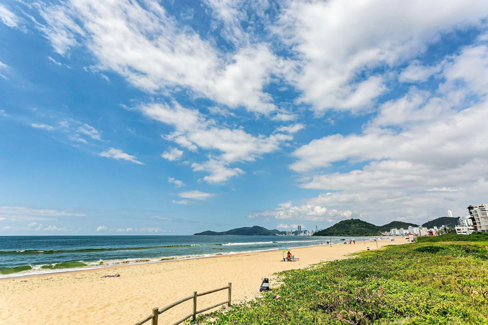 Apto novo e sofisticado a 150m Praia Brava ABC201