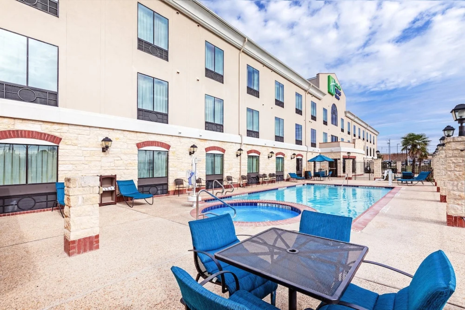 Holiday Inn Express & Suites Floresville, an IHG Hotel