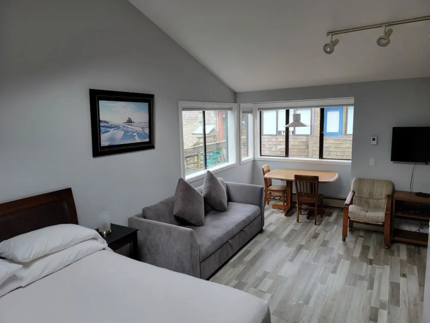 The Waves/The Argonauta Inn/The White Heron Lodge