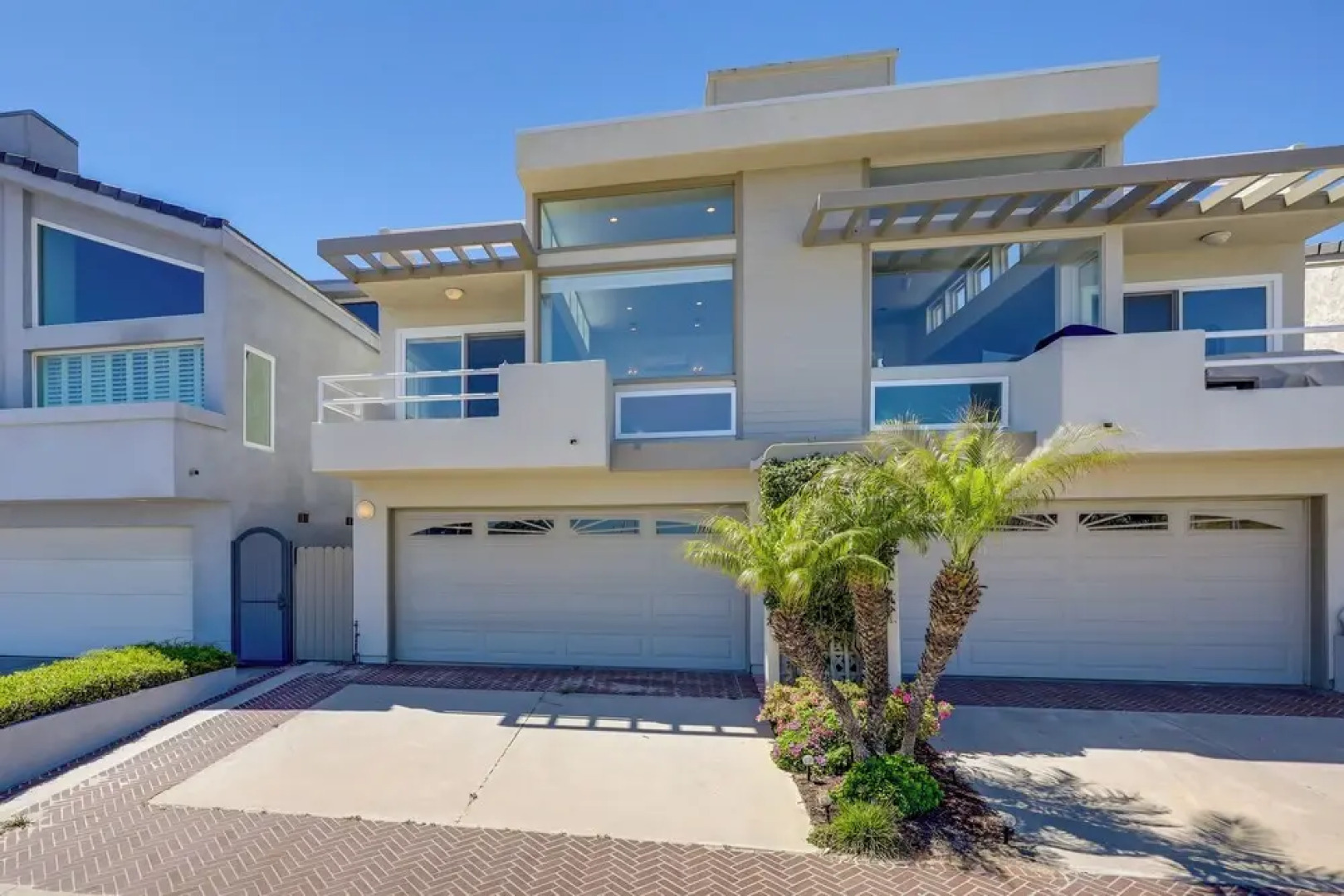 Sleek Oxnard Townhouse w/ Balconies: Walk to Beach