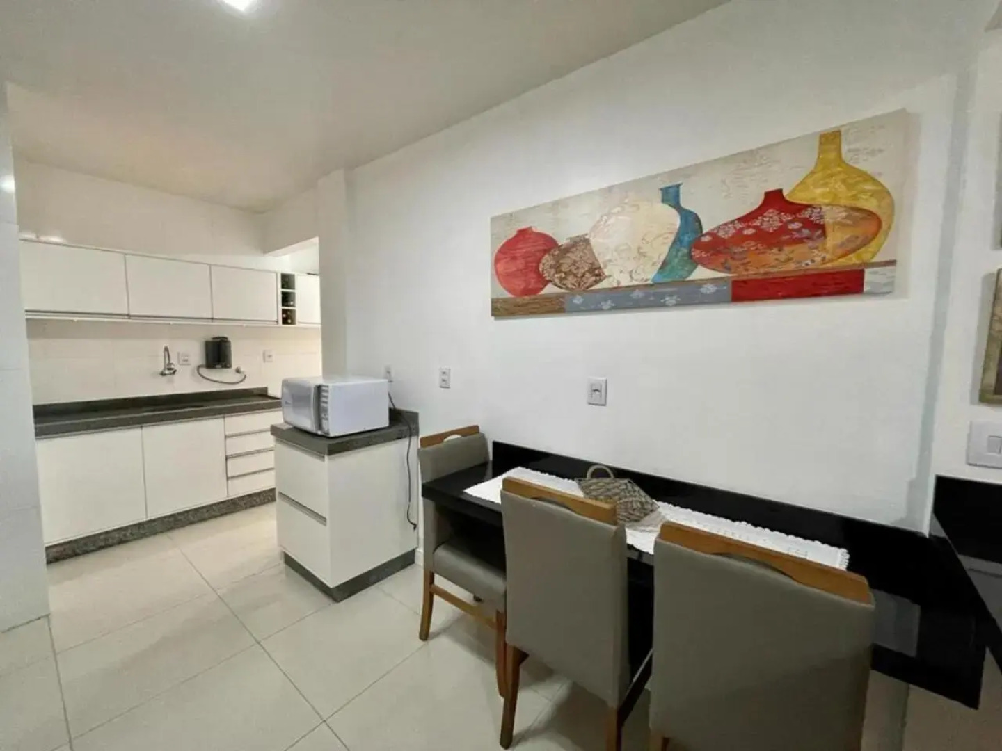 Apto amplo no coração da meia praia a 130m do mar