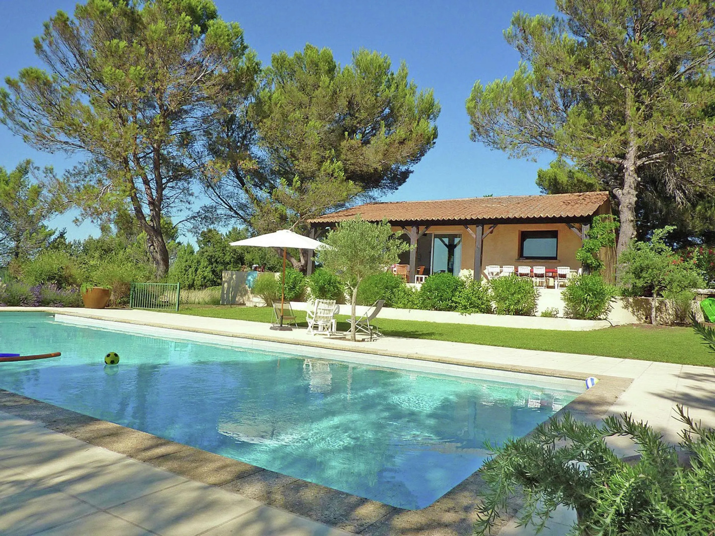 Villa with large pool & unique view within walking distance of baker