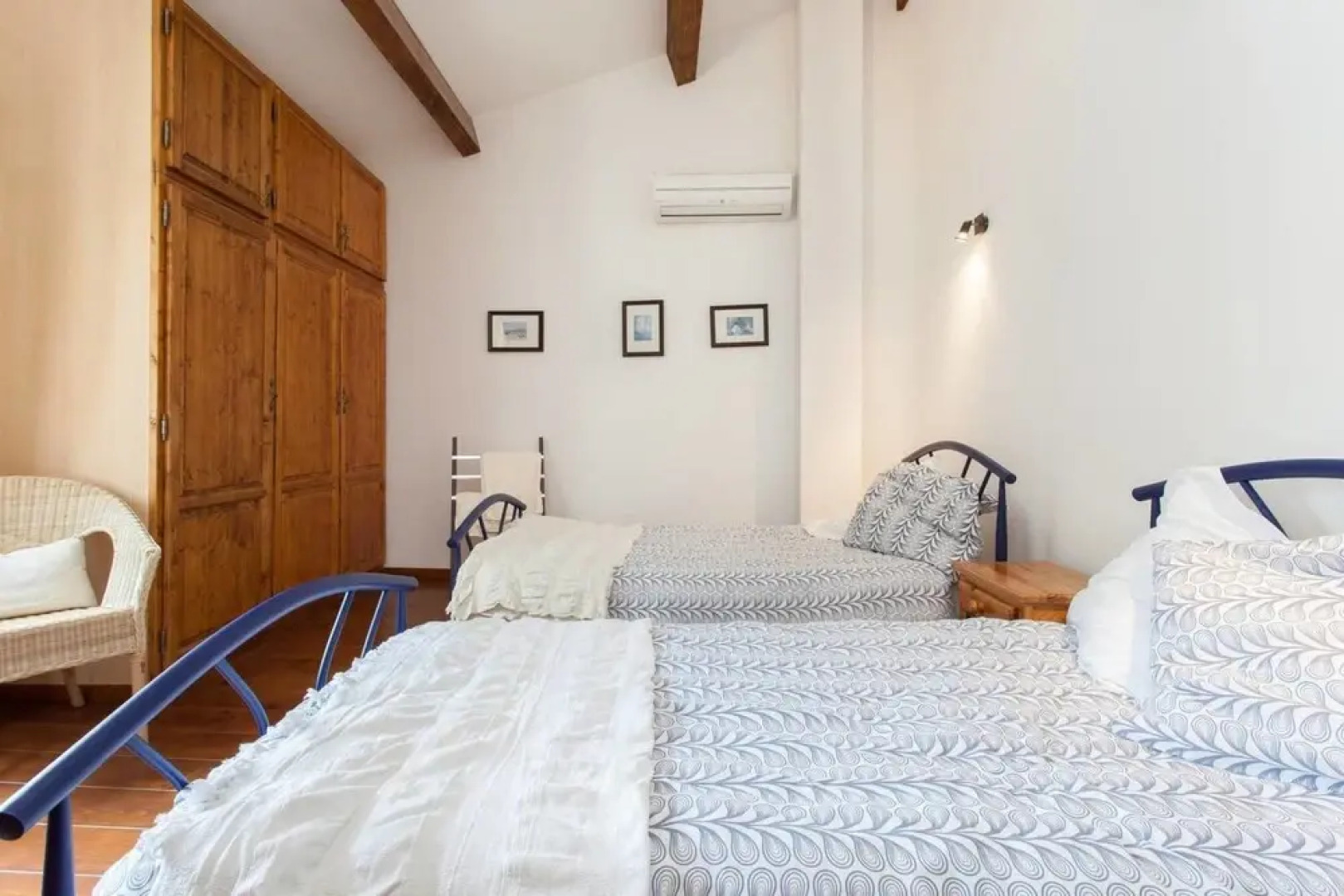 Hirondelle in Charming Village