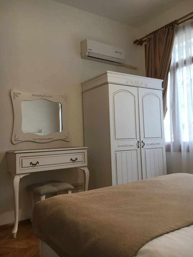 Old Town Deluxe Flats