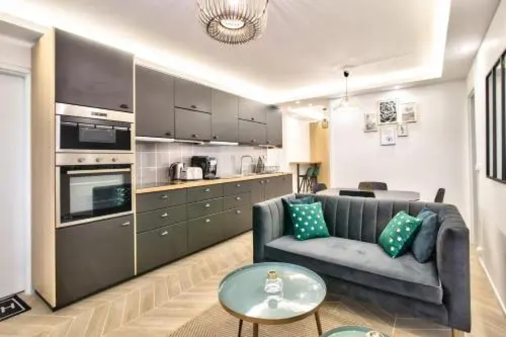 Chic And Spacious Apart With Parking