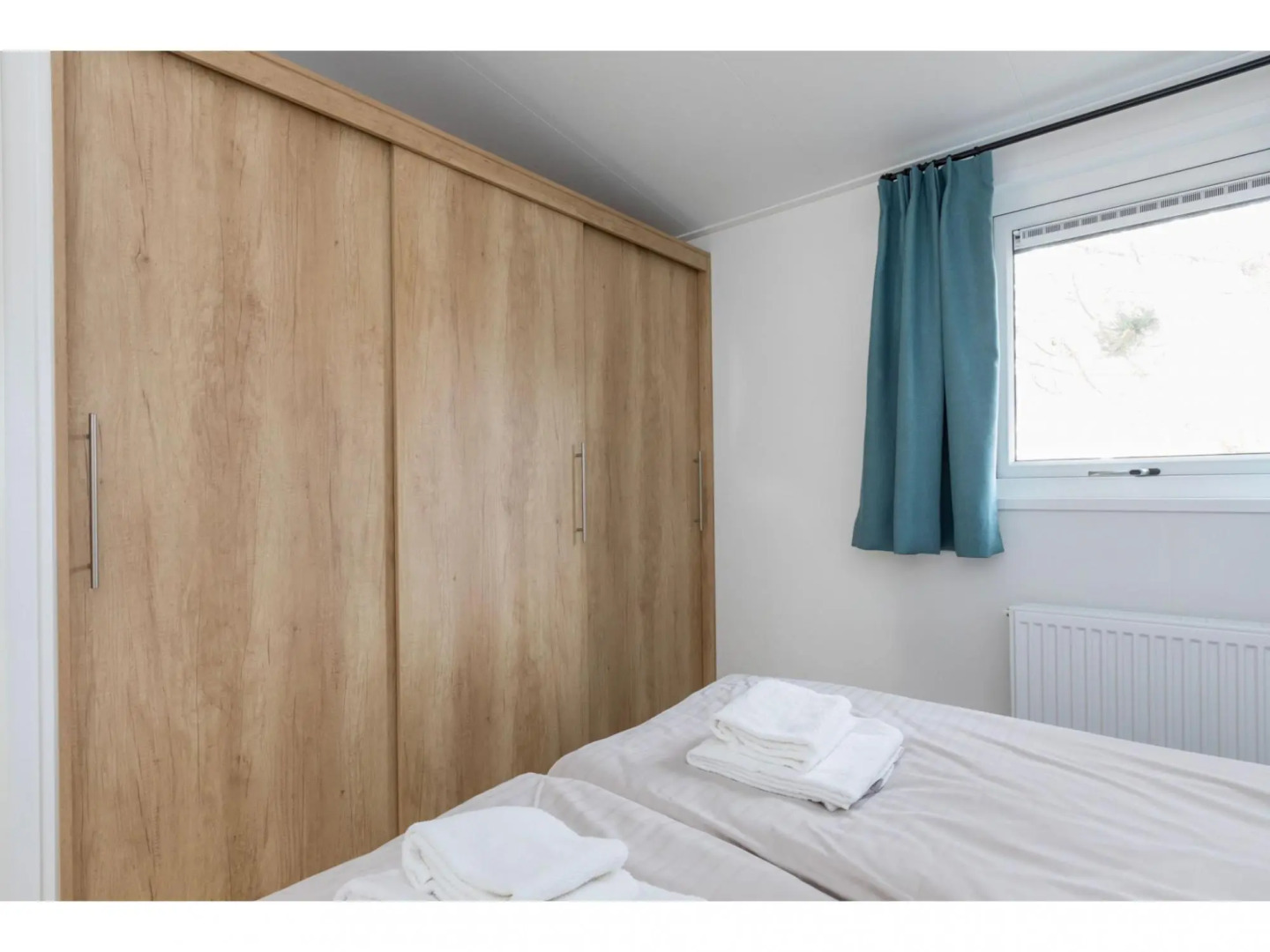 Chalet in Vrouwenpolder Near Banjaard Beach