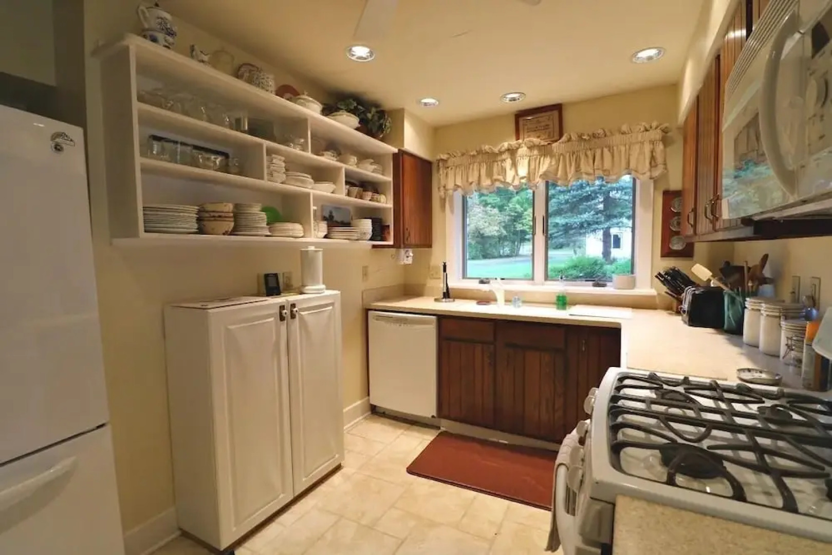 4757 Whiteside 6 Bedroom Home