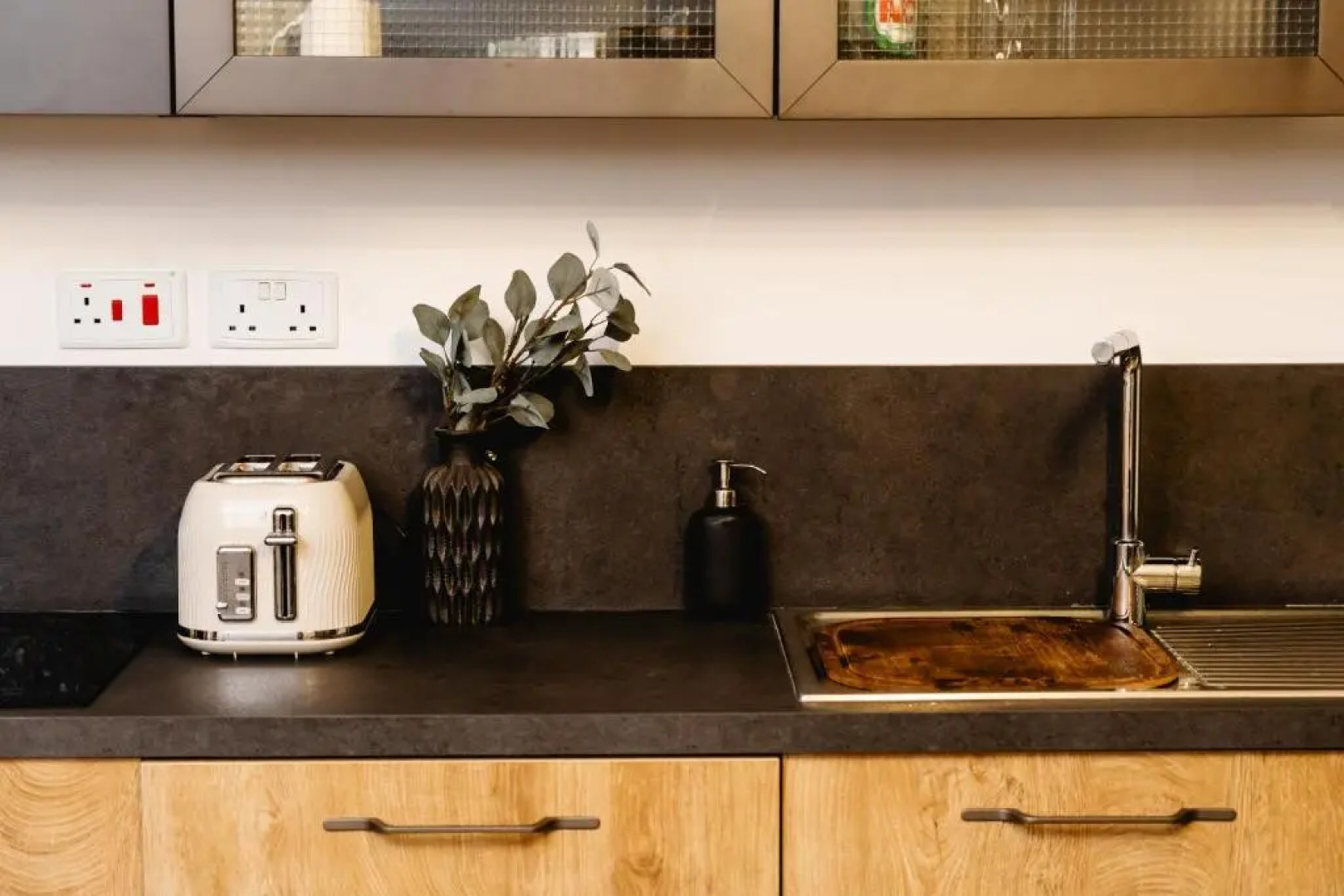 Luxurious Penthouse with Private POOL, WIFI & AC by 360 Estates