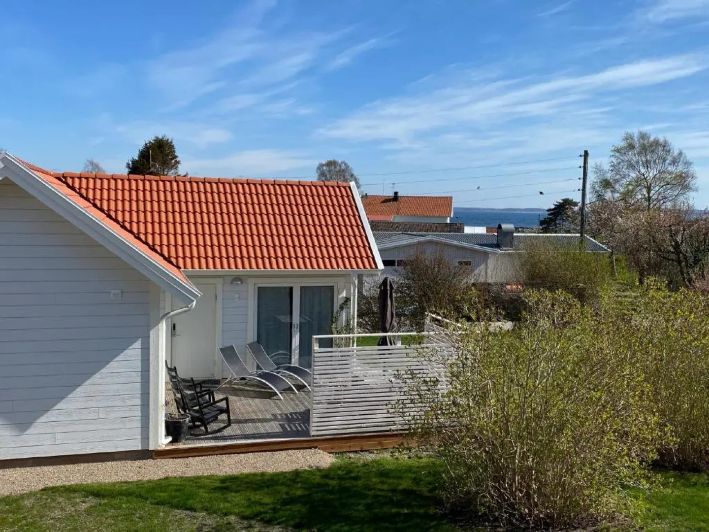 Två gästhus vid hav och strand