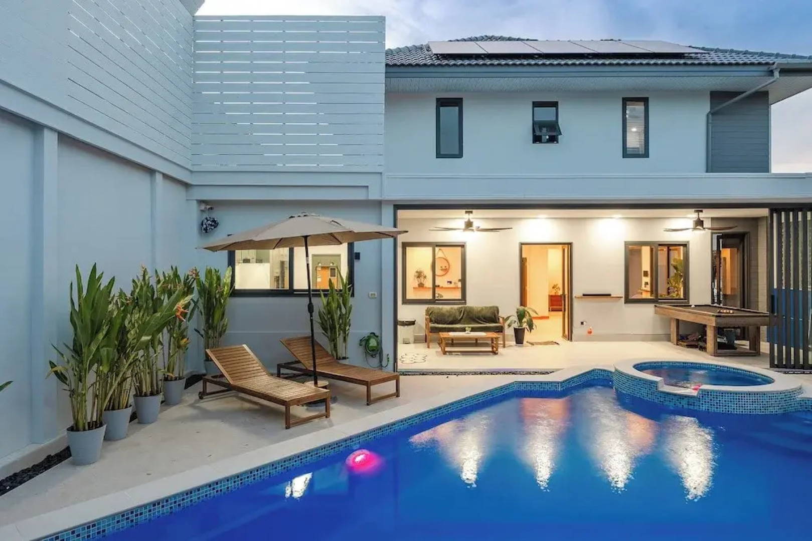 Pool Villa  Bathtub  Pool Table V215