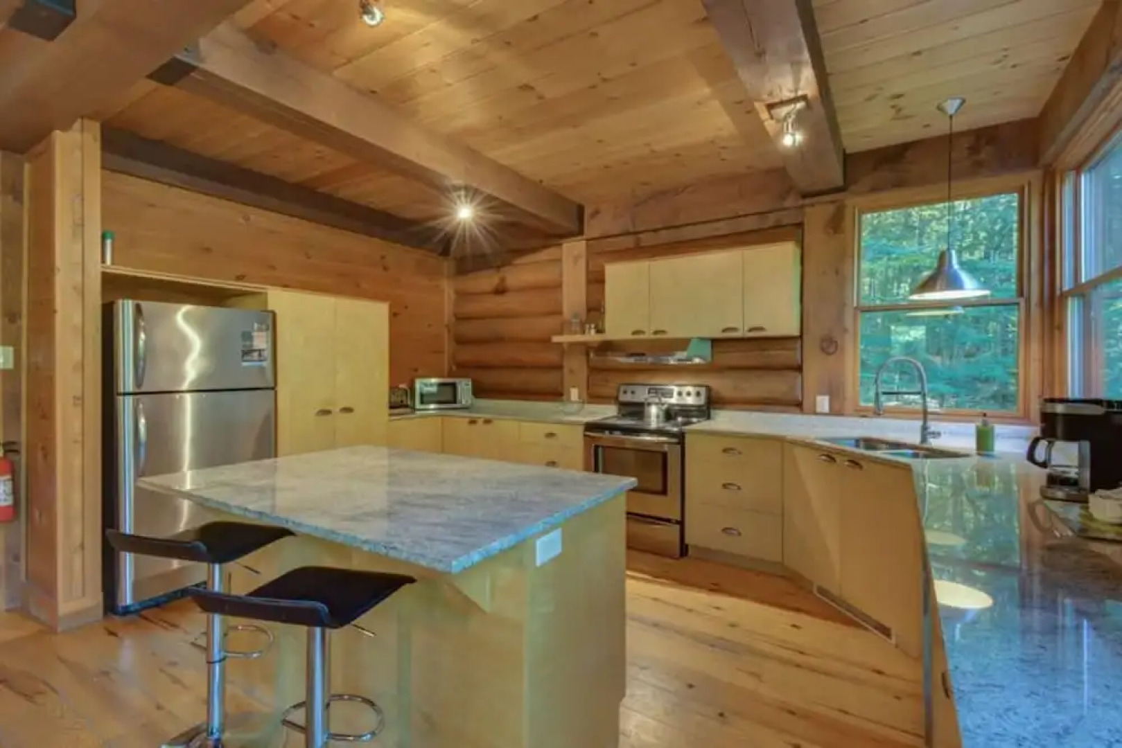 Spacious log Cottage Resort Access Citq 242255