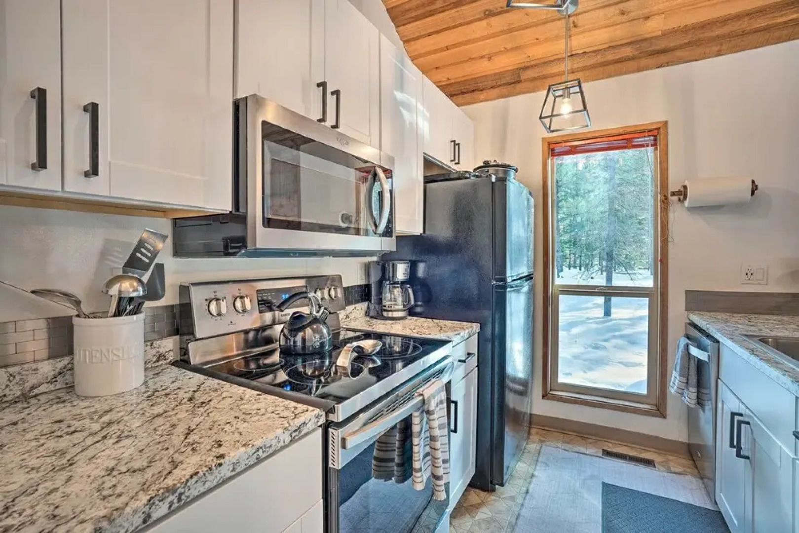 Memorable Woodland Getaway w/ Hot Tub & Grill!