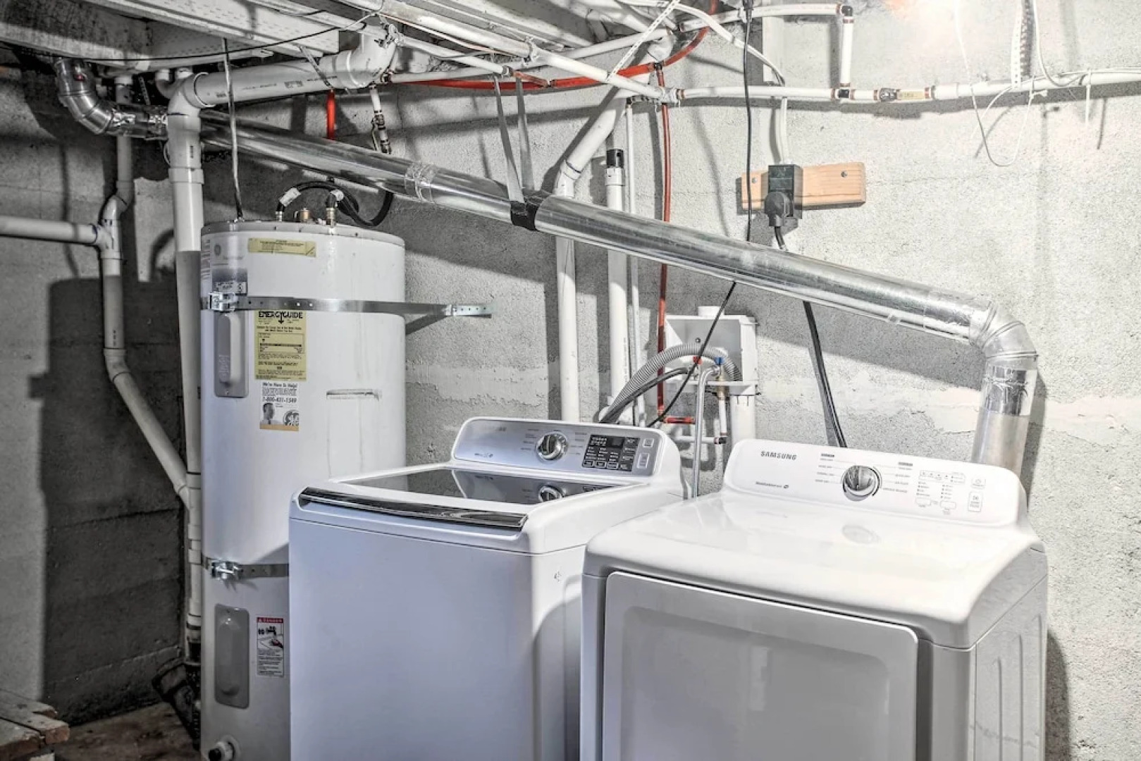 High-end & Homey Family Abode: Walk Downtown!