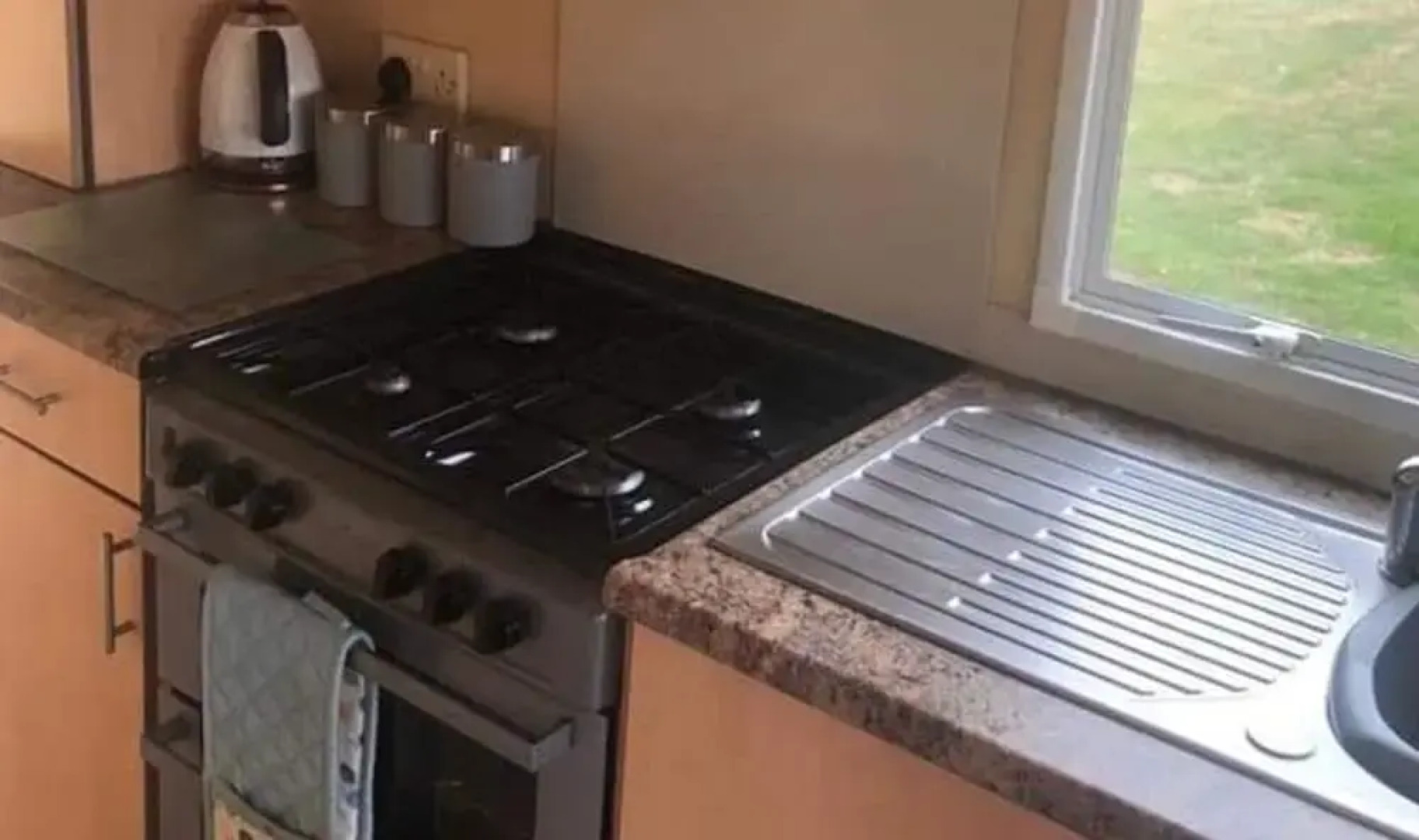 Adorable 2 Bedroom Caravan in Clacton-on-sea