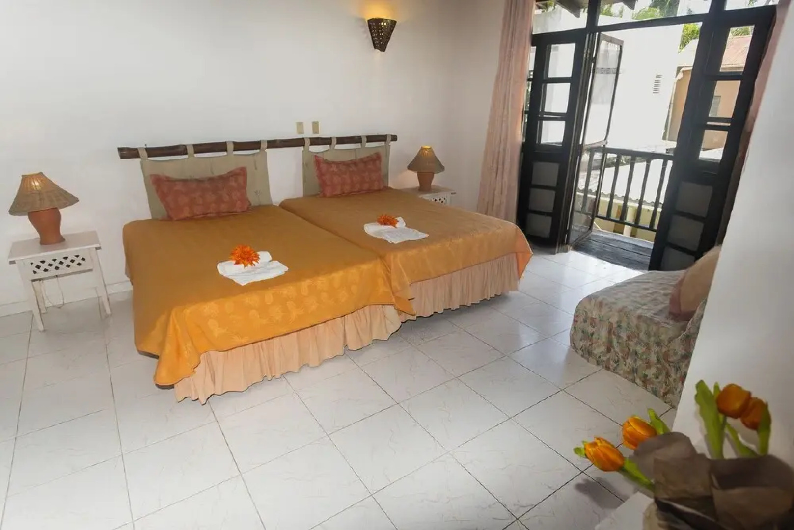 Отель Plaza Lusitania