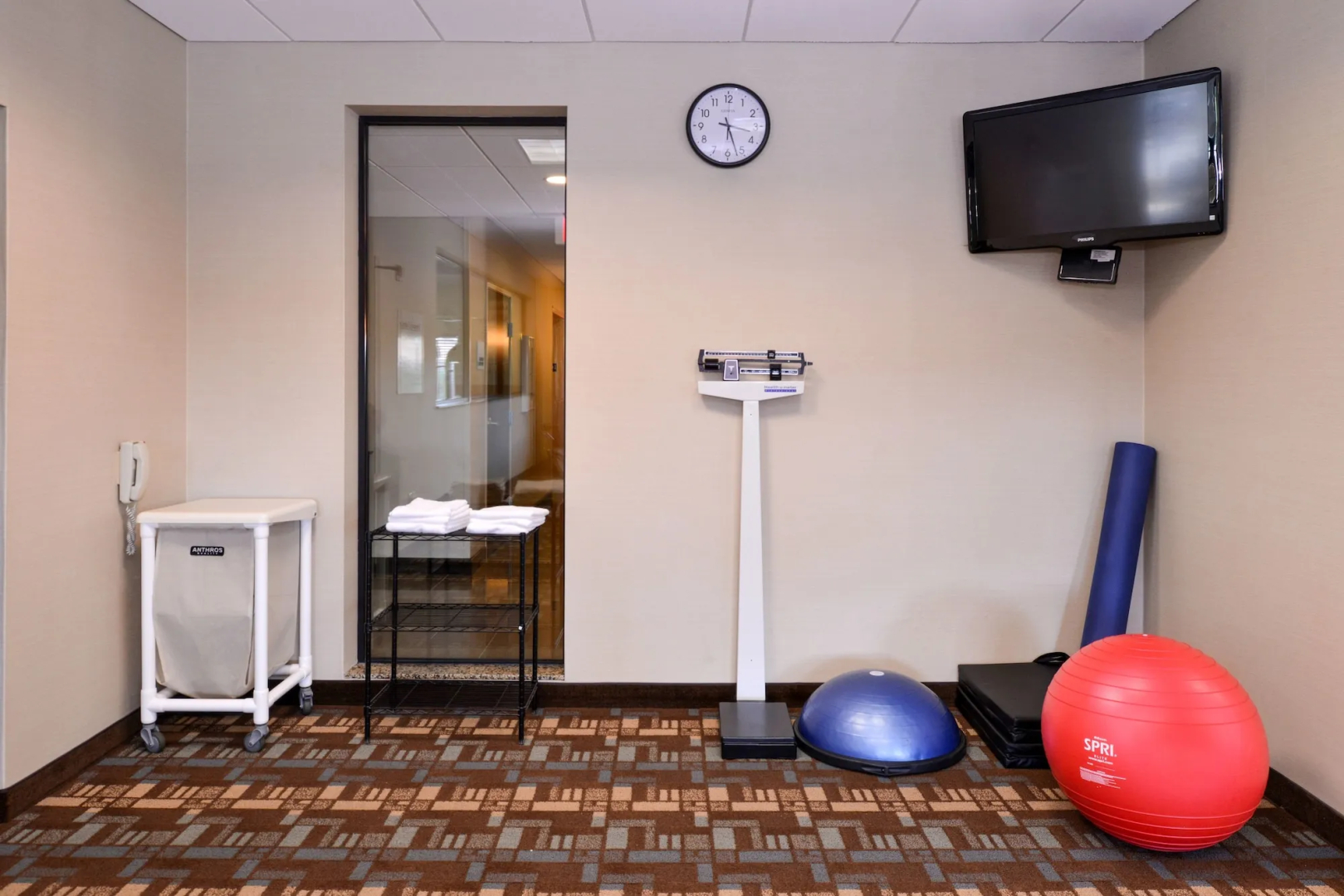 Holiday Inn Express and Suites Fairmont by IHG