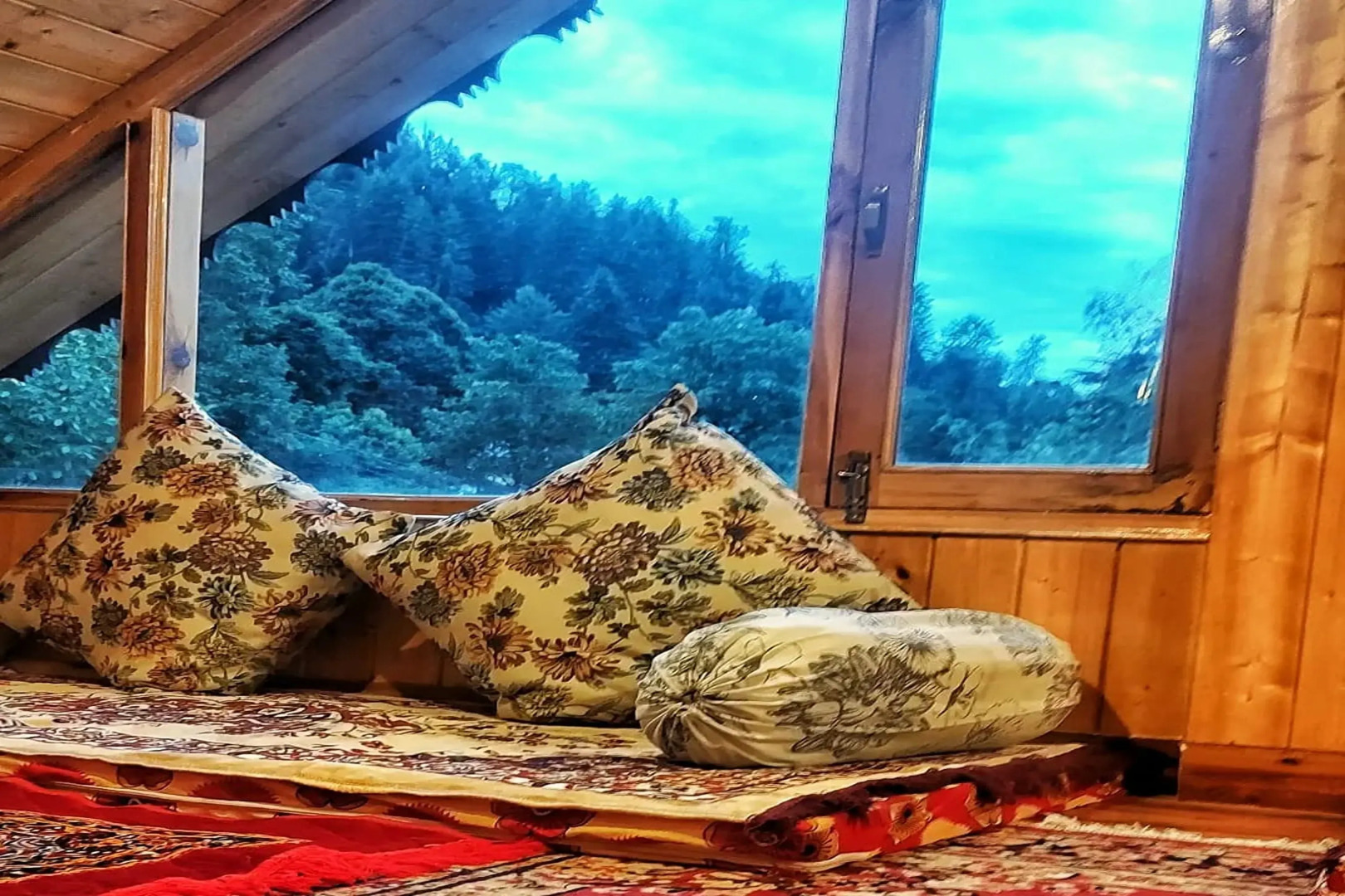 Cafe Saffron & Cottages