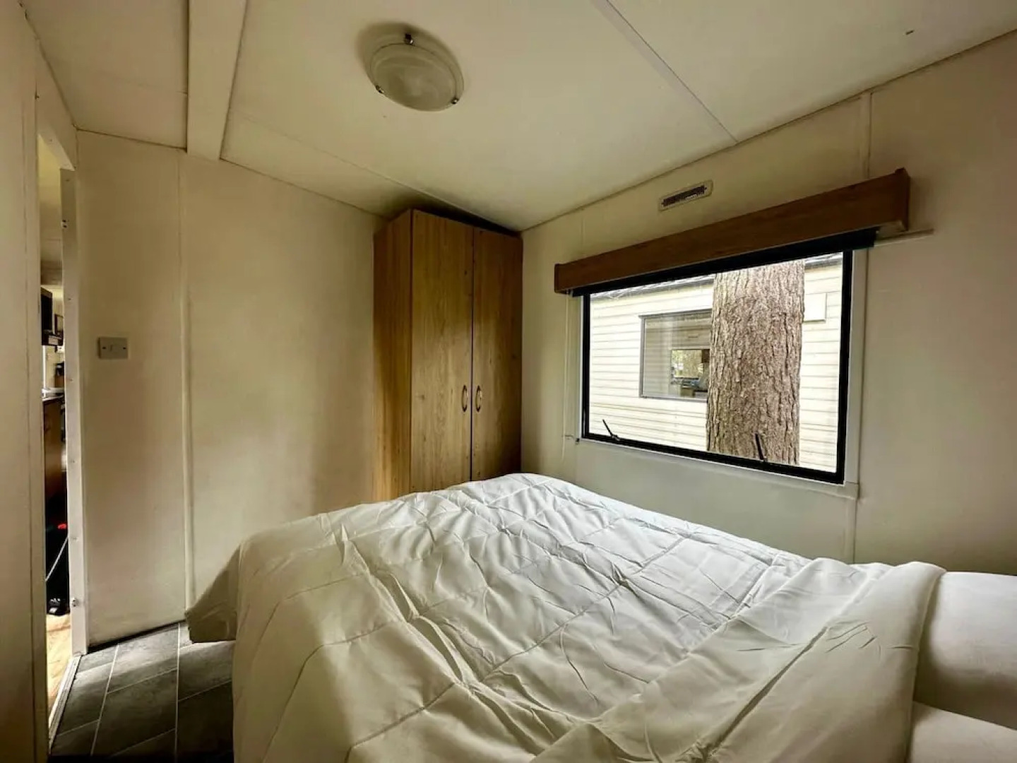 Residence With a Spacious Garden Located in a Child-friendly Park