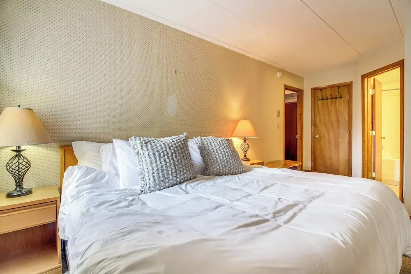 'bearfoot Apres' Mtn-view Condo < 1 Mi to Mt Snow!