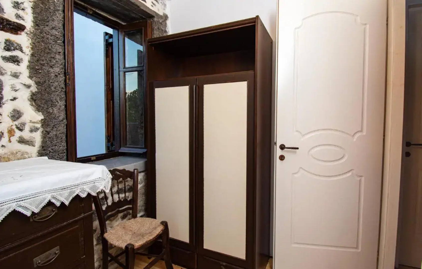 Plousiadi΄s Stone House