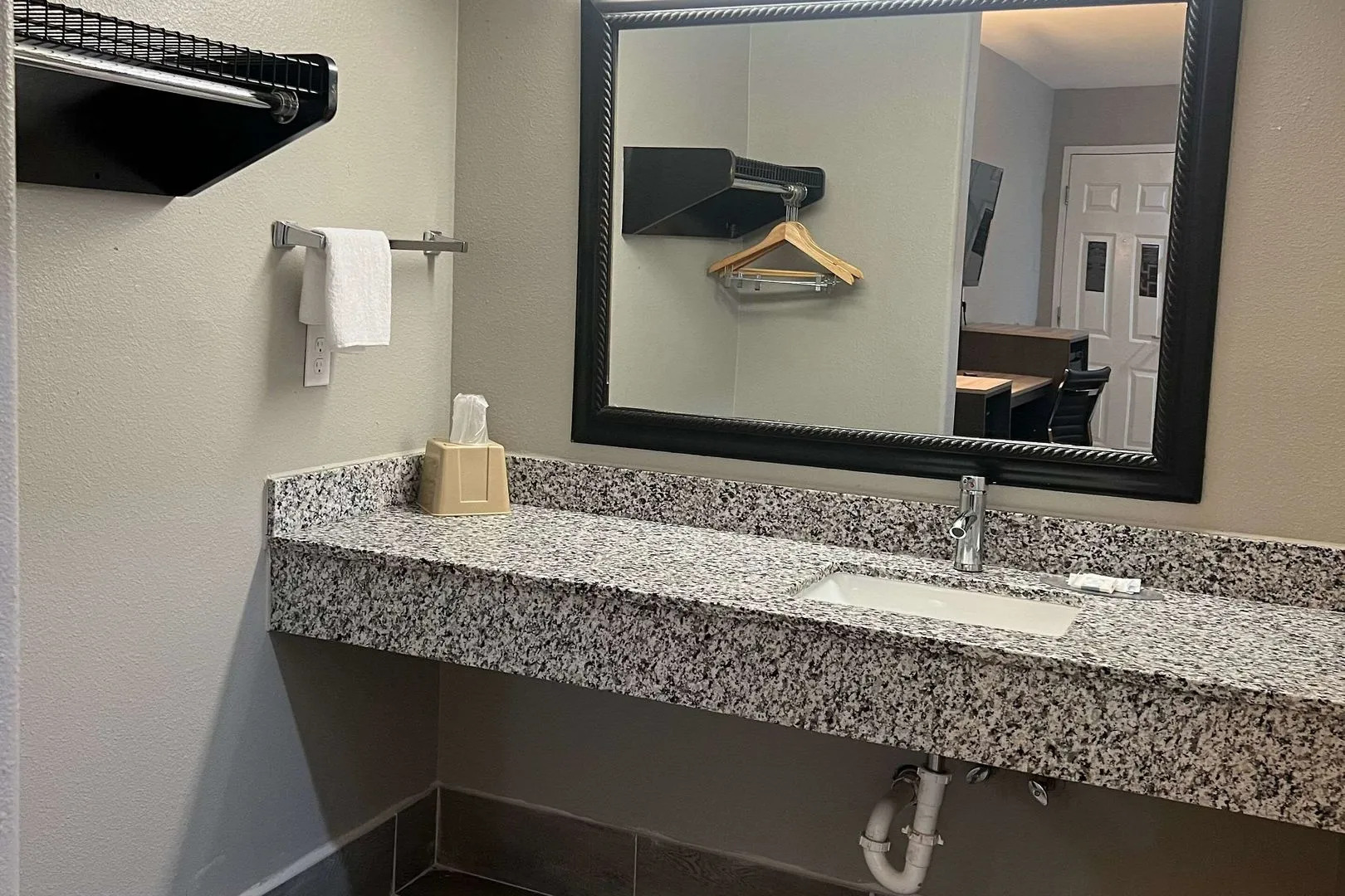 Econo Lodge Inn & Suites