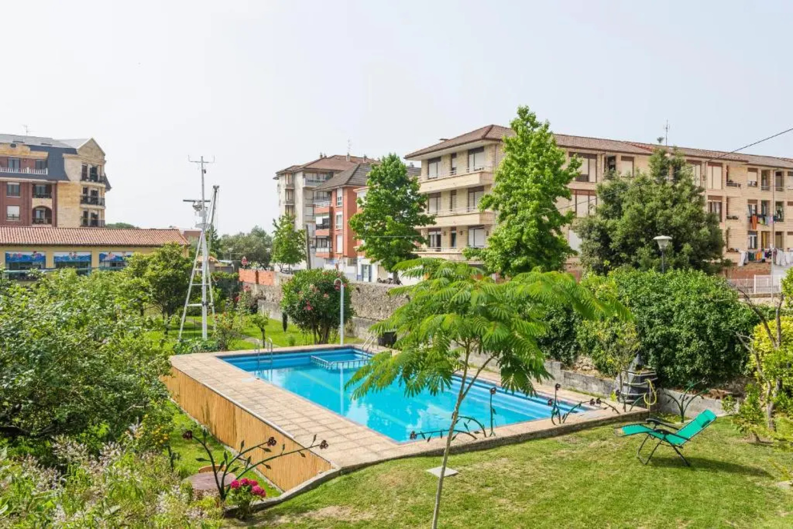 Casa marinera con piscina y jardín.