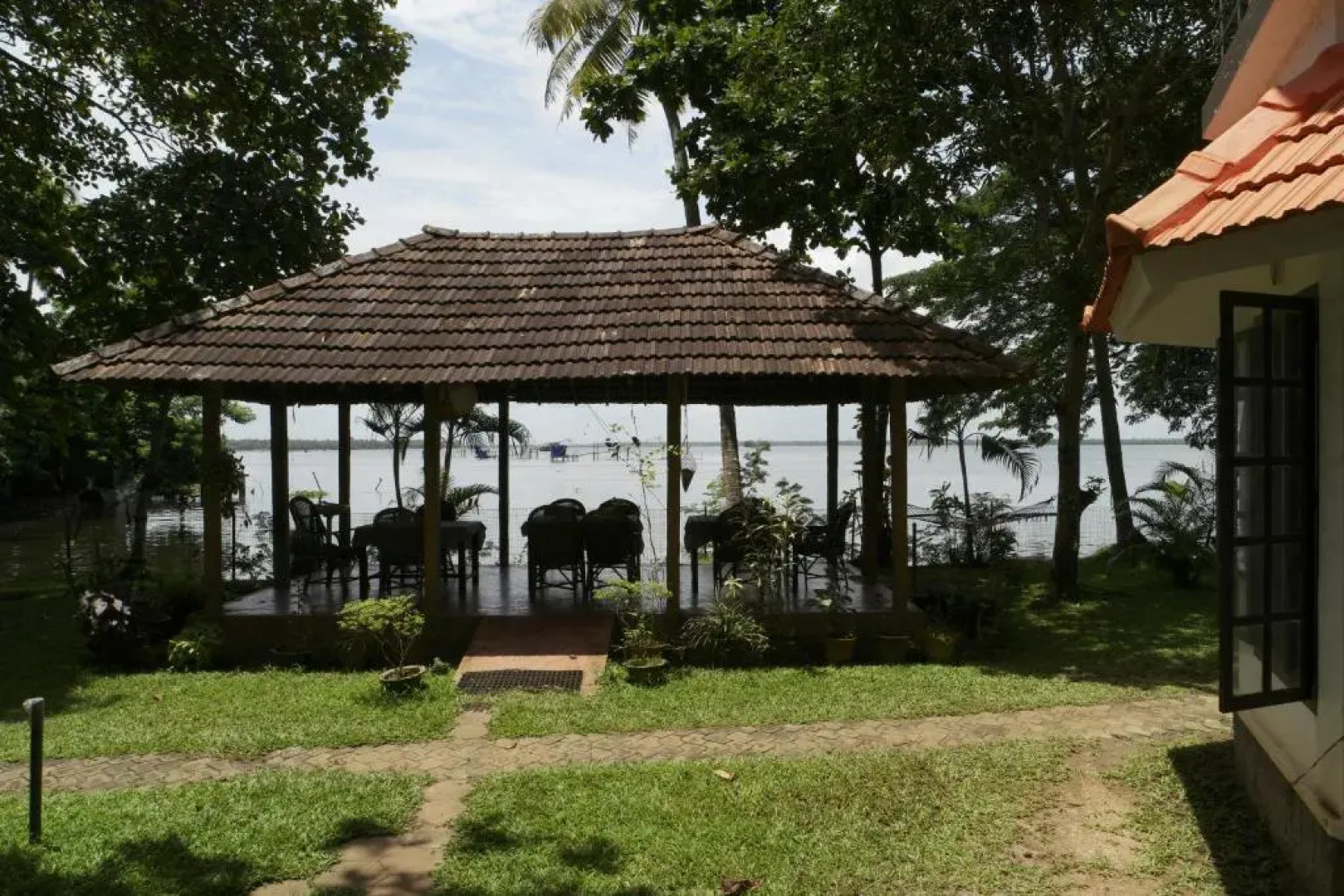 Lovedale Lakeside Homestay