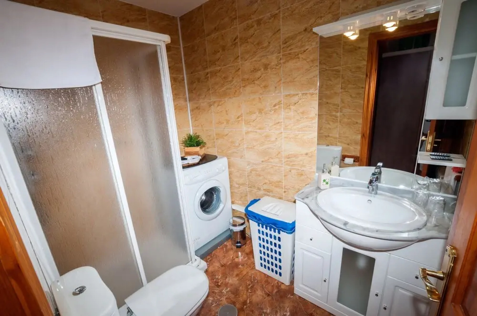 Cottage With Jacuzzi and Fireplace in the Room