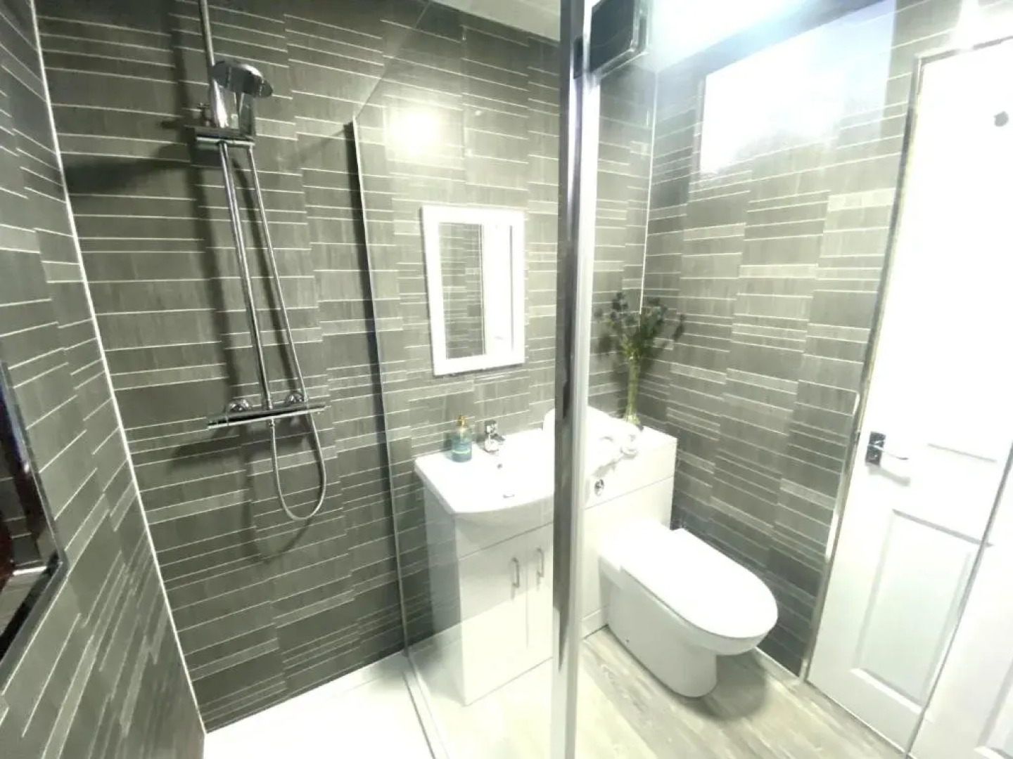 Stunning 4-bedroom Cabin With Hot Tub in Beattock!