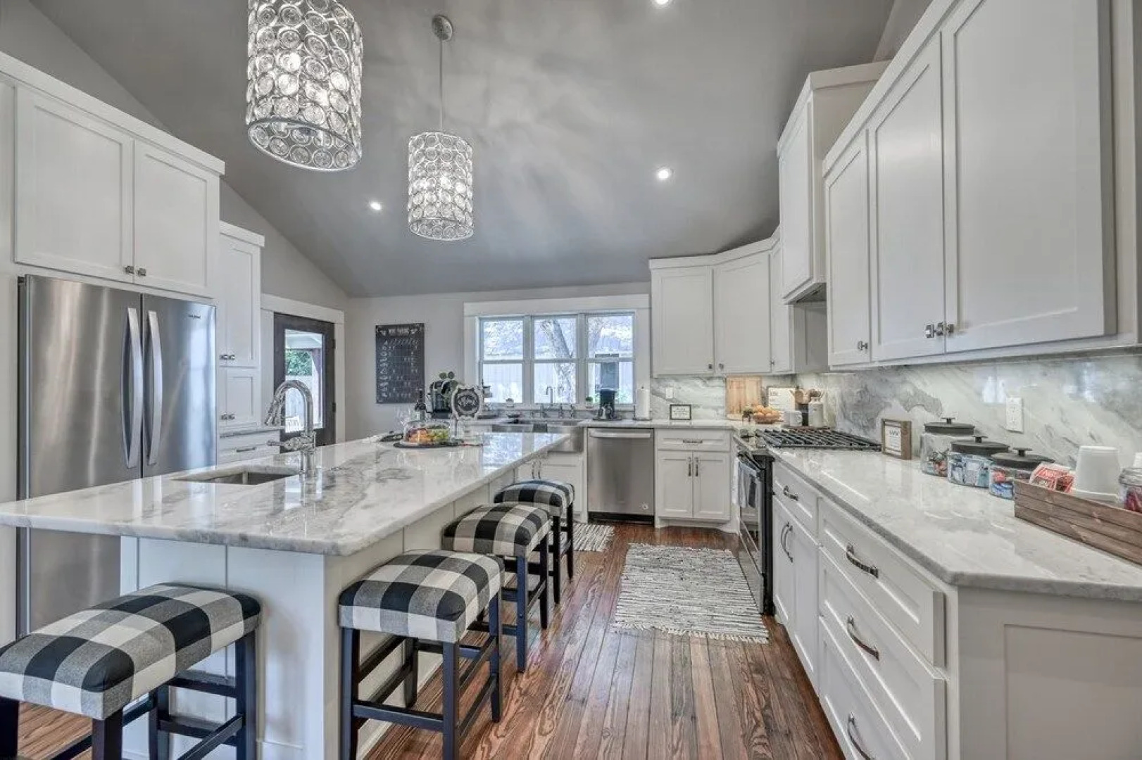 Modern Luxurious Home-w/game Room and Firepit!