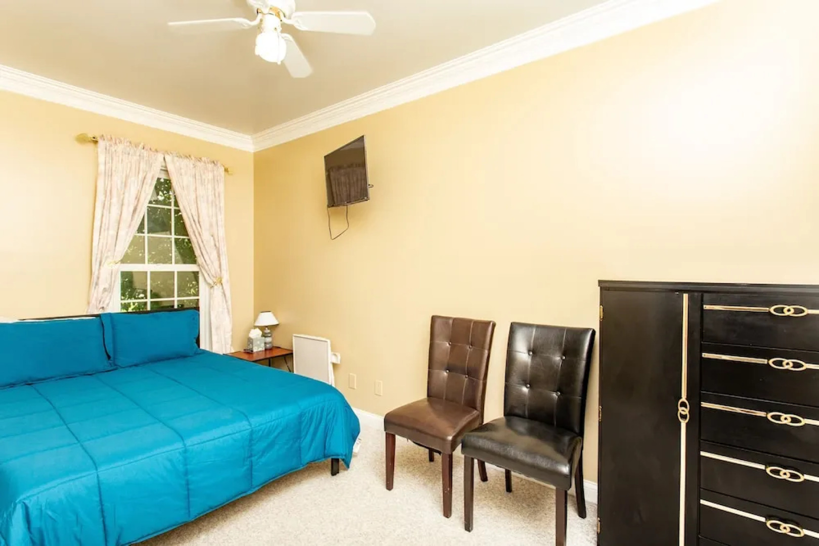 1369 Brentwood Almond - studio Br Apts