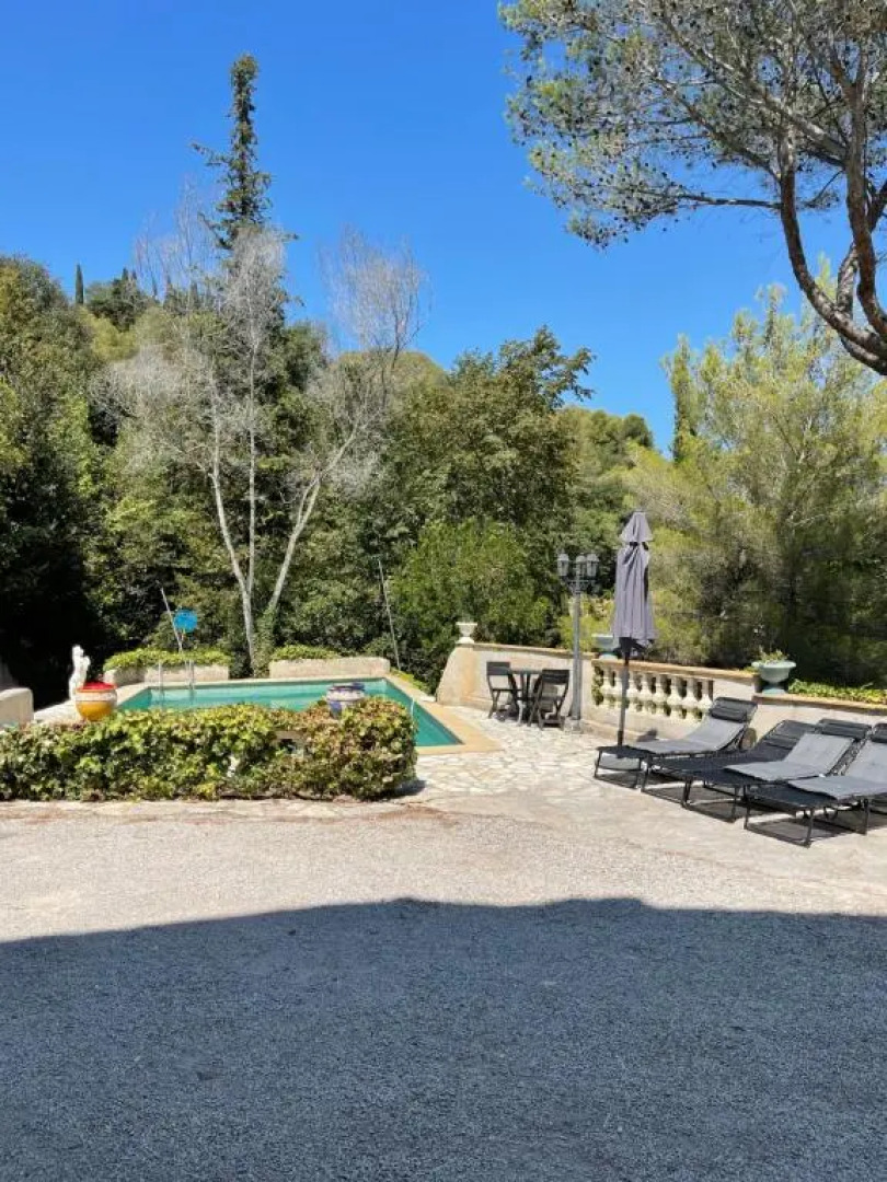 Studio en bas de villa avec piscine proche bord de mer