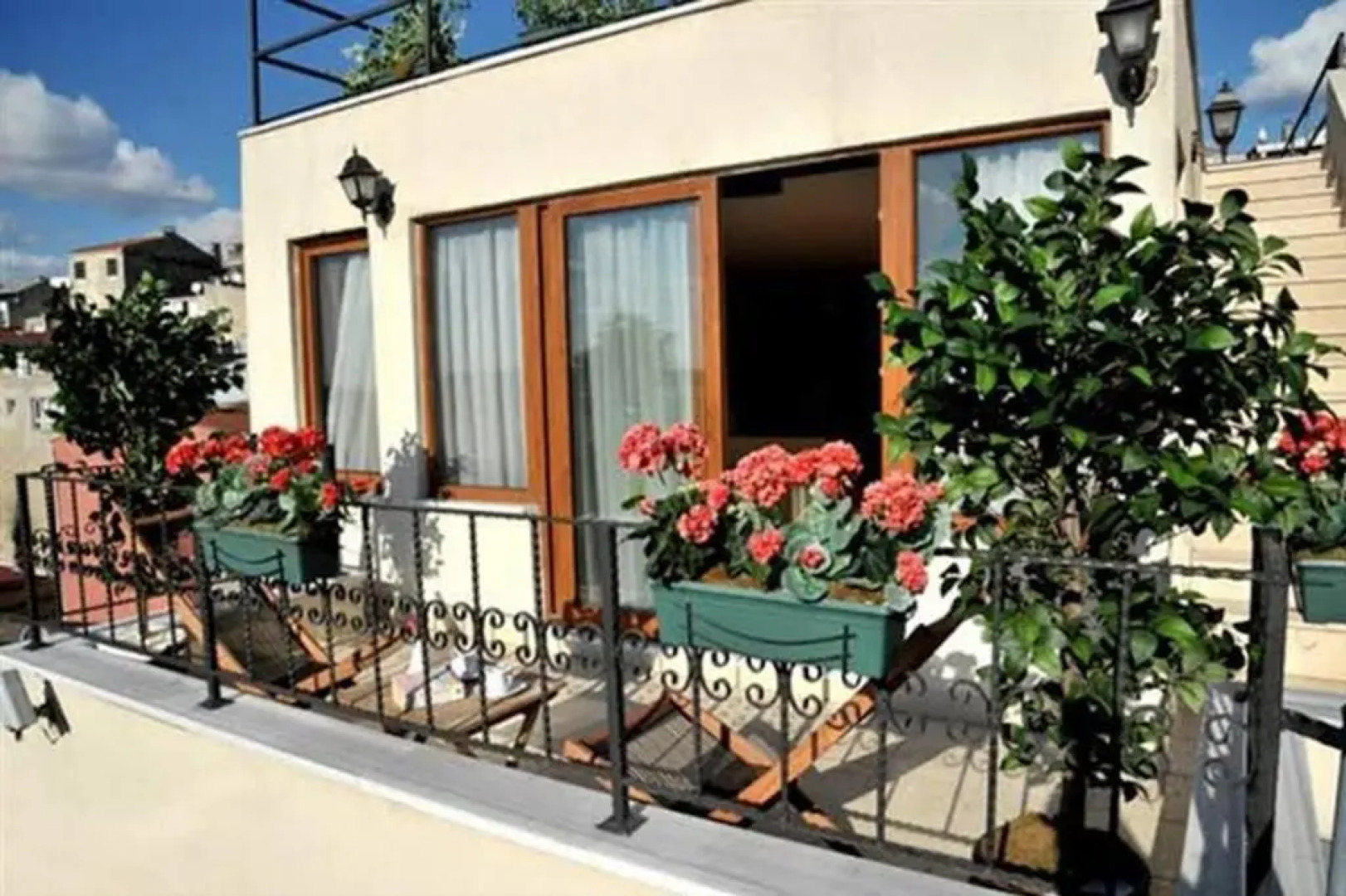 Three Apples Suites and Hotel