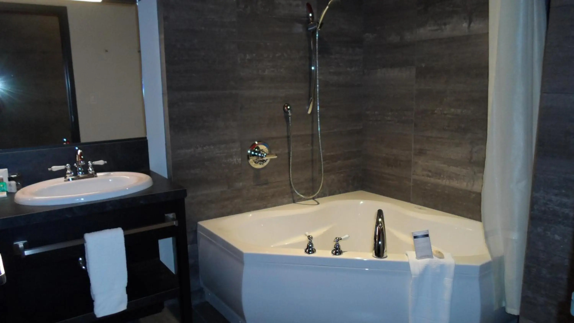 Grand Times Hotel Sherbrooke