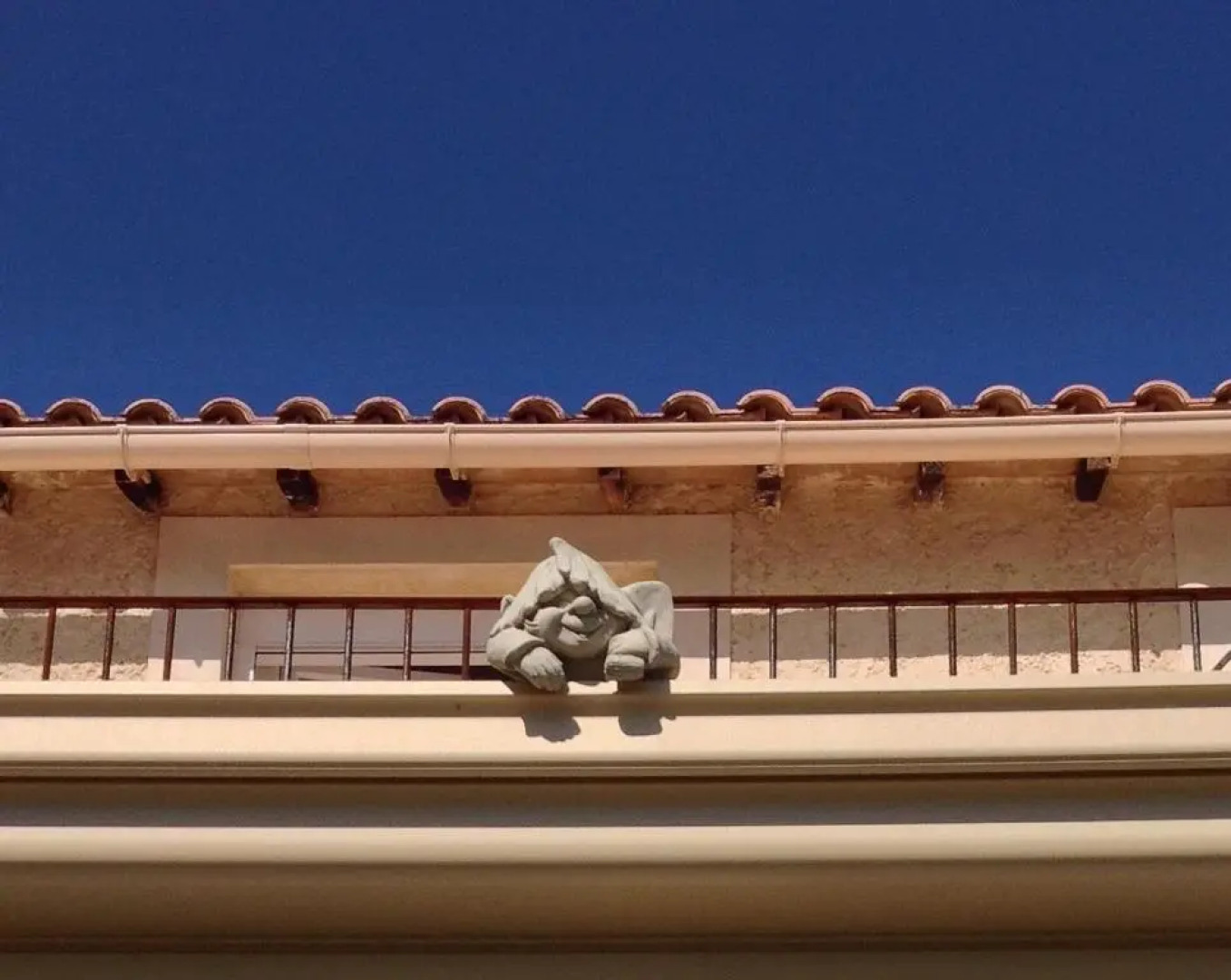 le lutin sur le toit