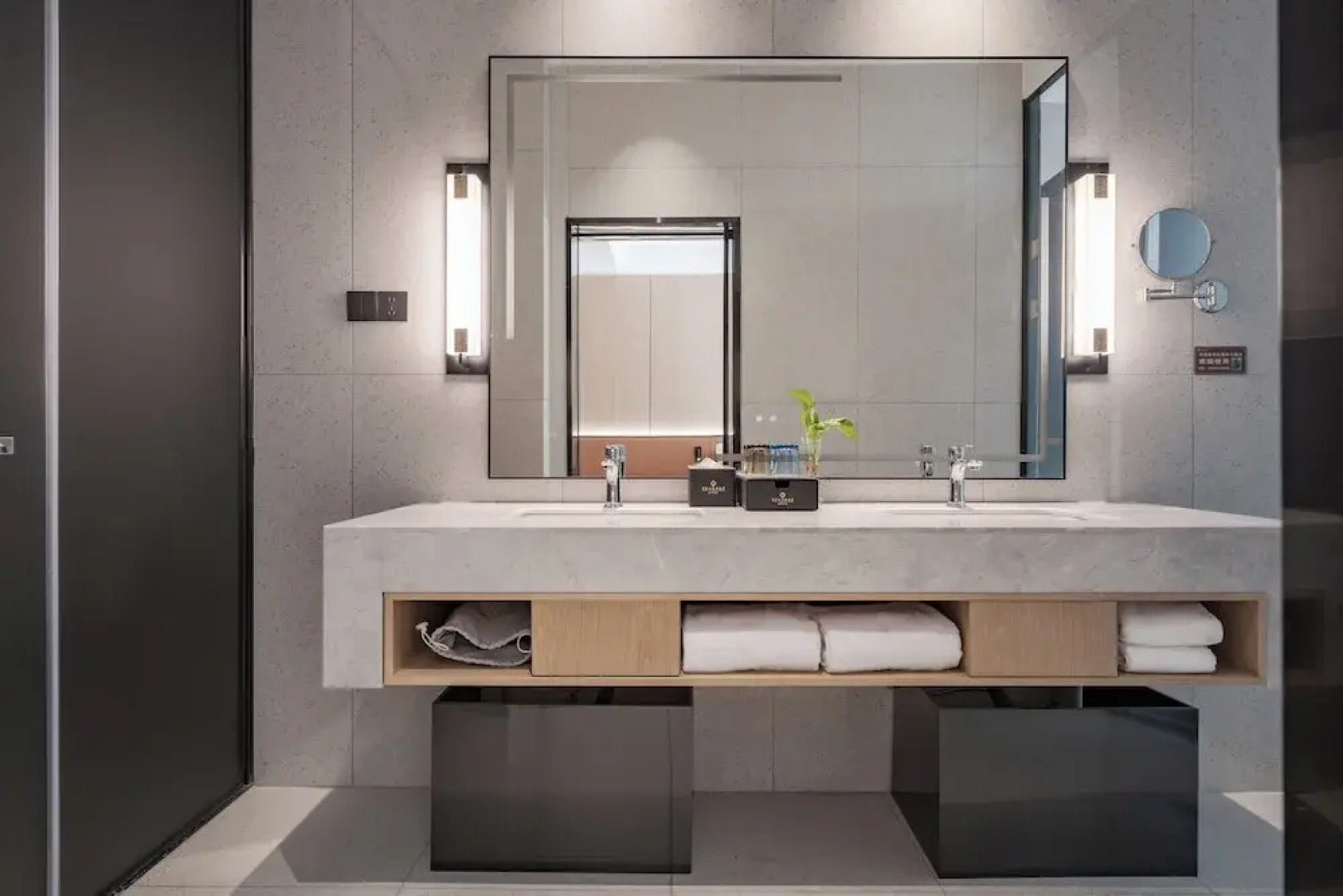 Wanzai Yijia La Maison Hotel