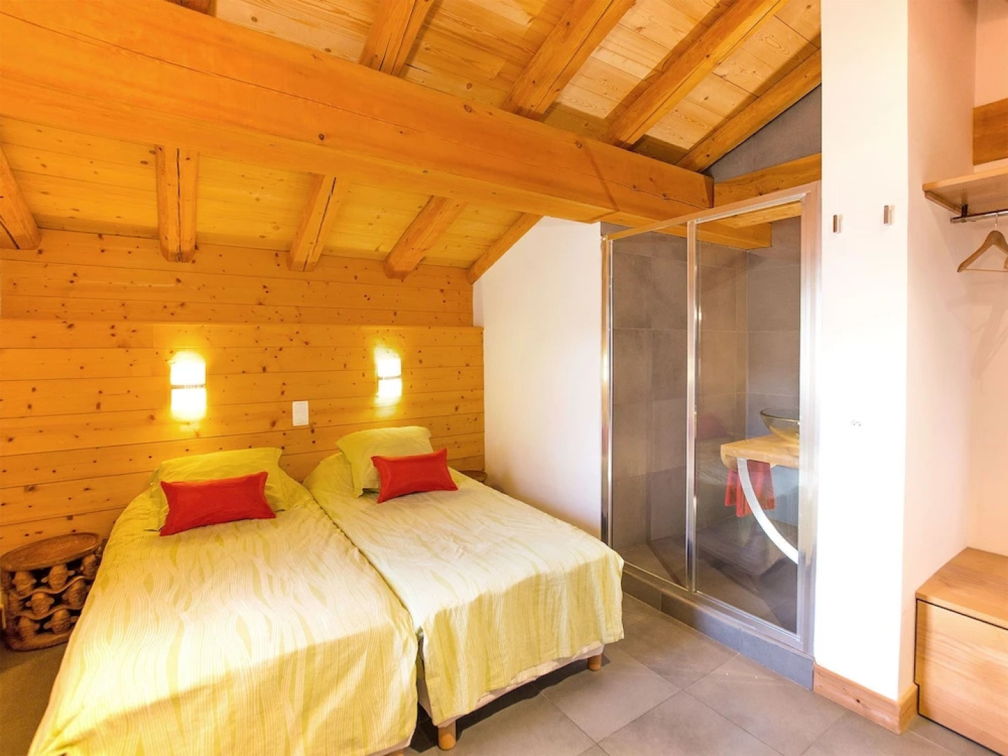 Luxury Chalet, Near the ski Slopes, With Fireplace, Sauna, Jacuzzi and Internet Access