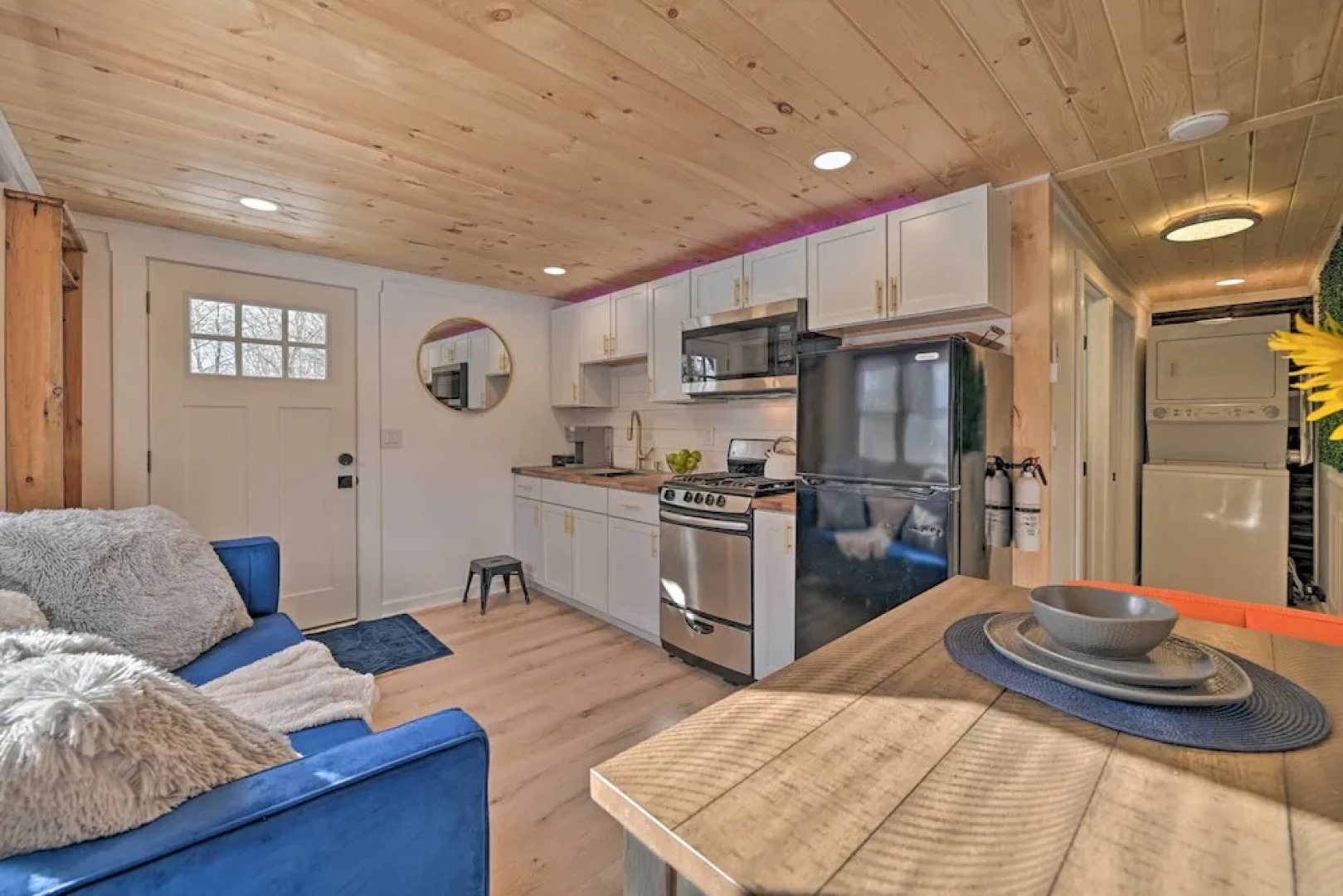 Modern Apartment: Near Hiking & Race Course