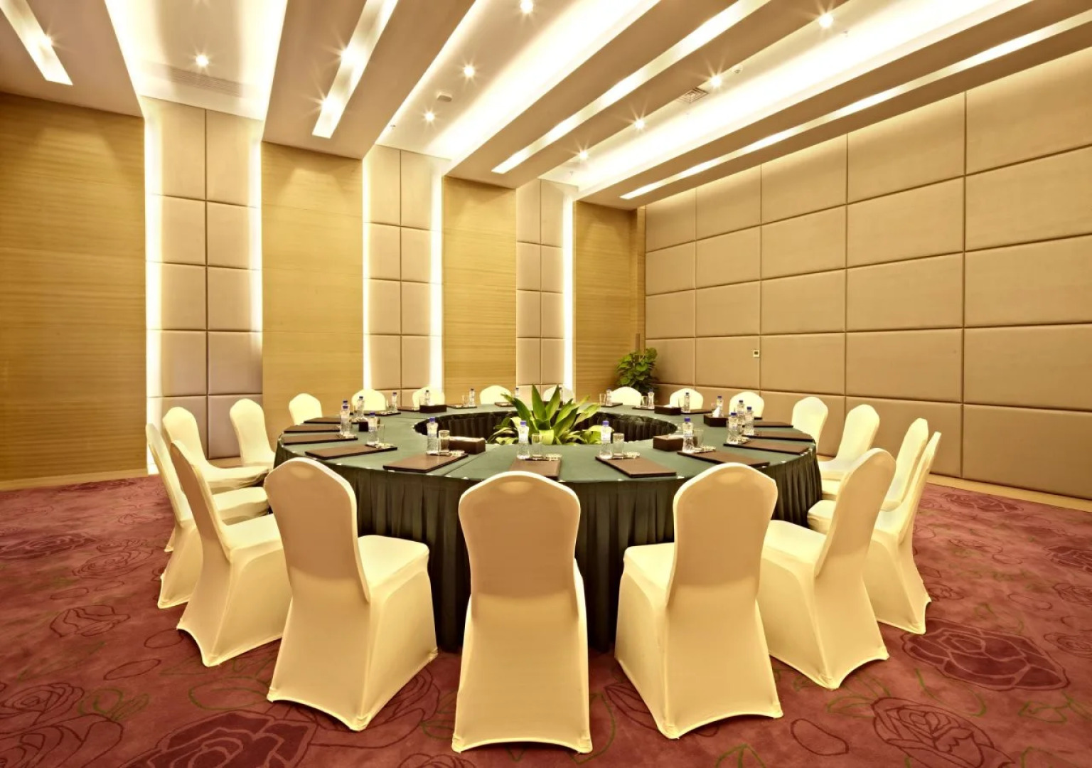 Guangzhou Pearl River International Hotel （Yijing Lu Metro Station）