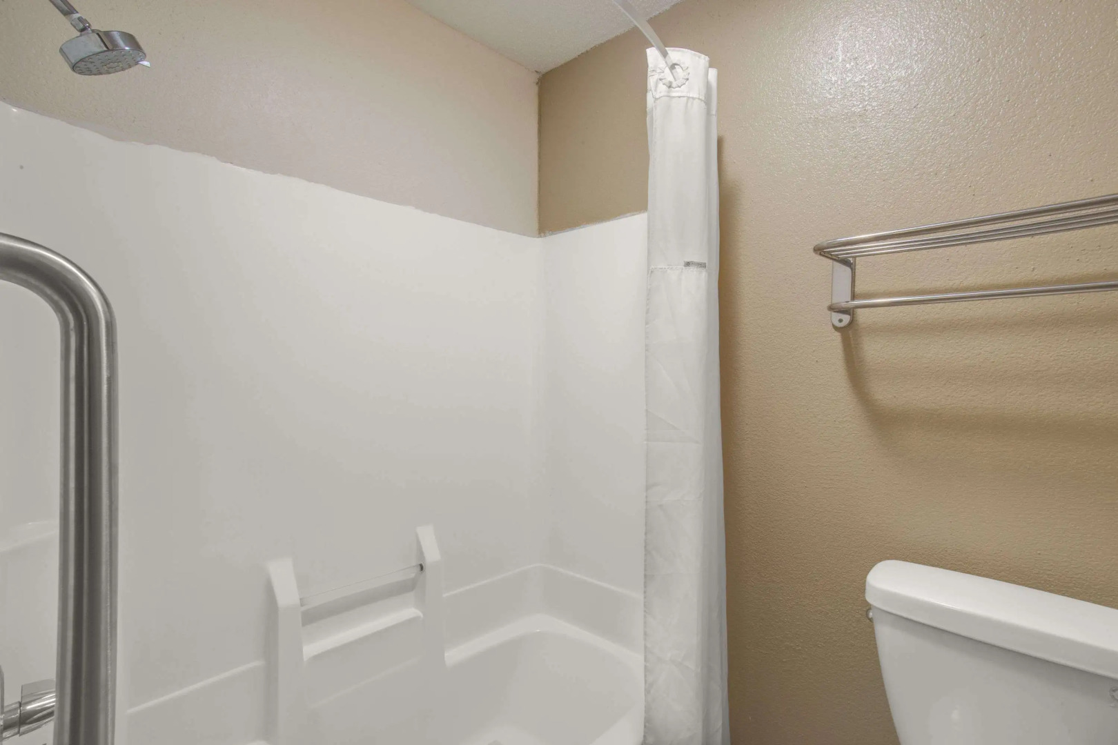 Days Inn by Wyndham Le Roy/Bloomington Southeast