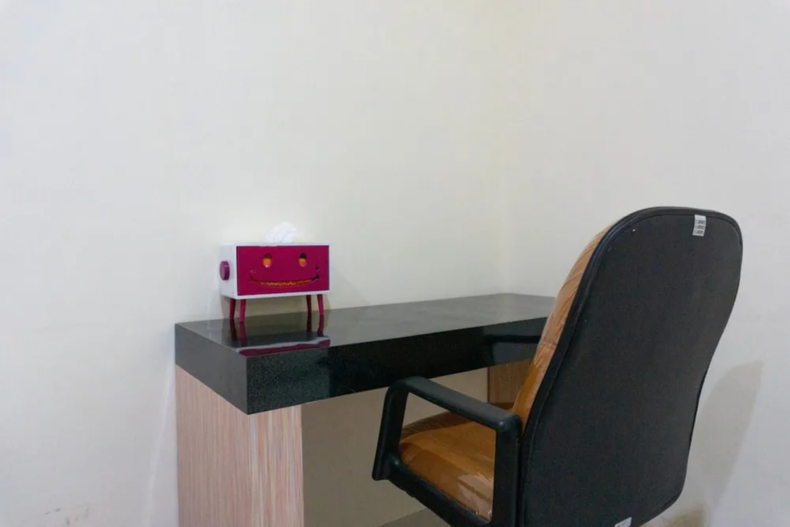 RedDoorz Syariah near Sultan Muhammad Kaharuddin Airport