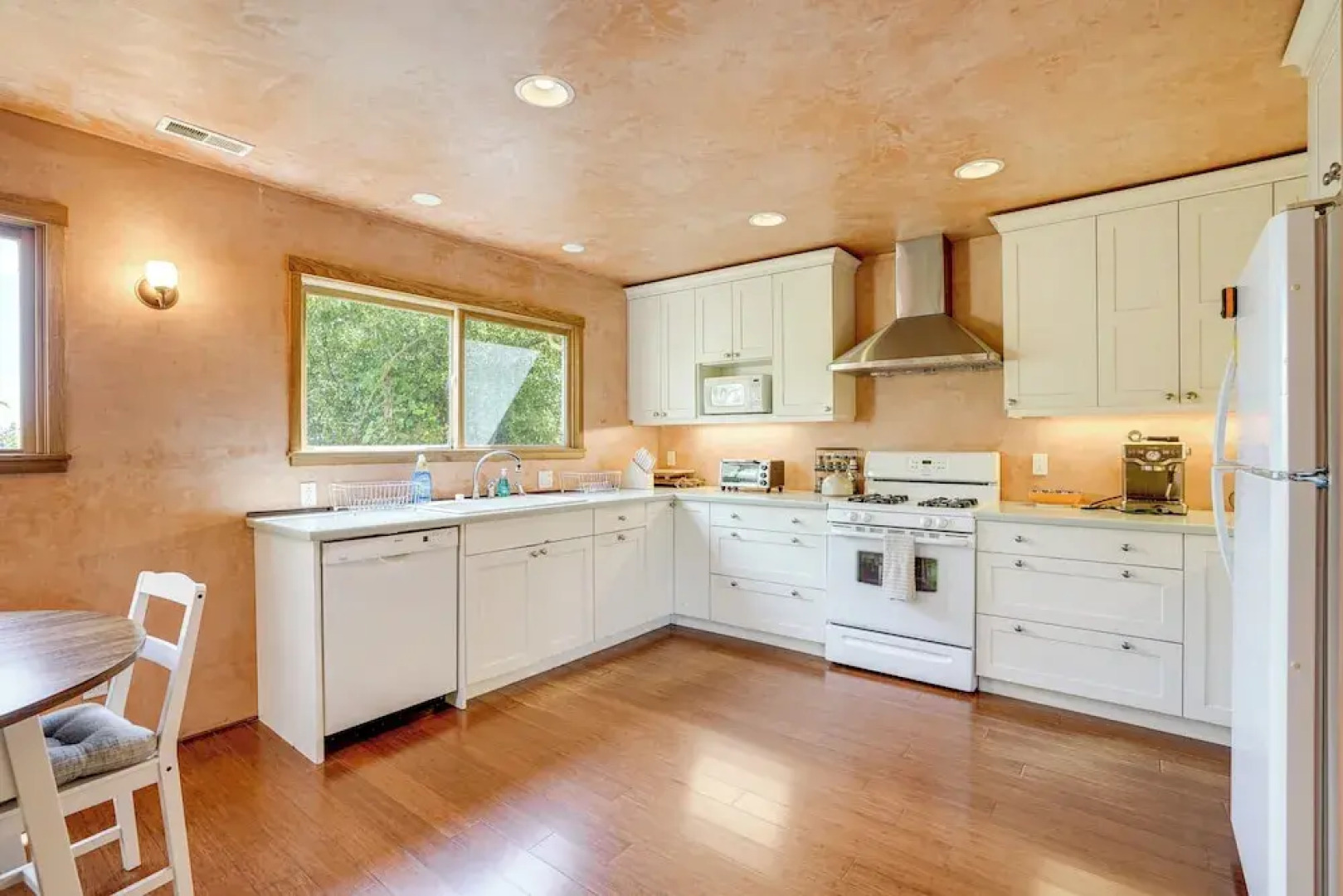 Near Golf, Trails & Parks: Lush Pinole Retreat