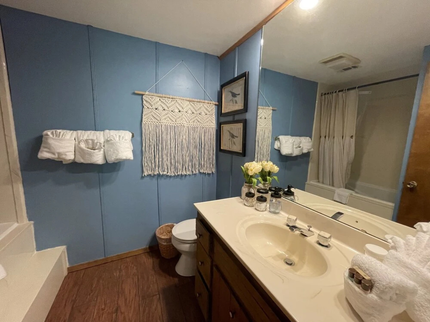 Forest view, log-sided two bedroom, two bath condo on Lake Ouachita. 2 Condo by RedAwning