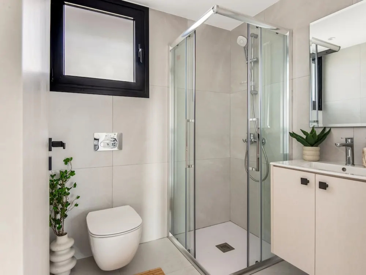 Sanders Only - Lovely 1-bdr Apt With two Balconies