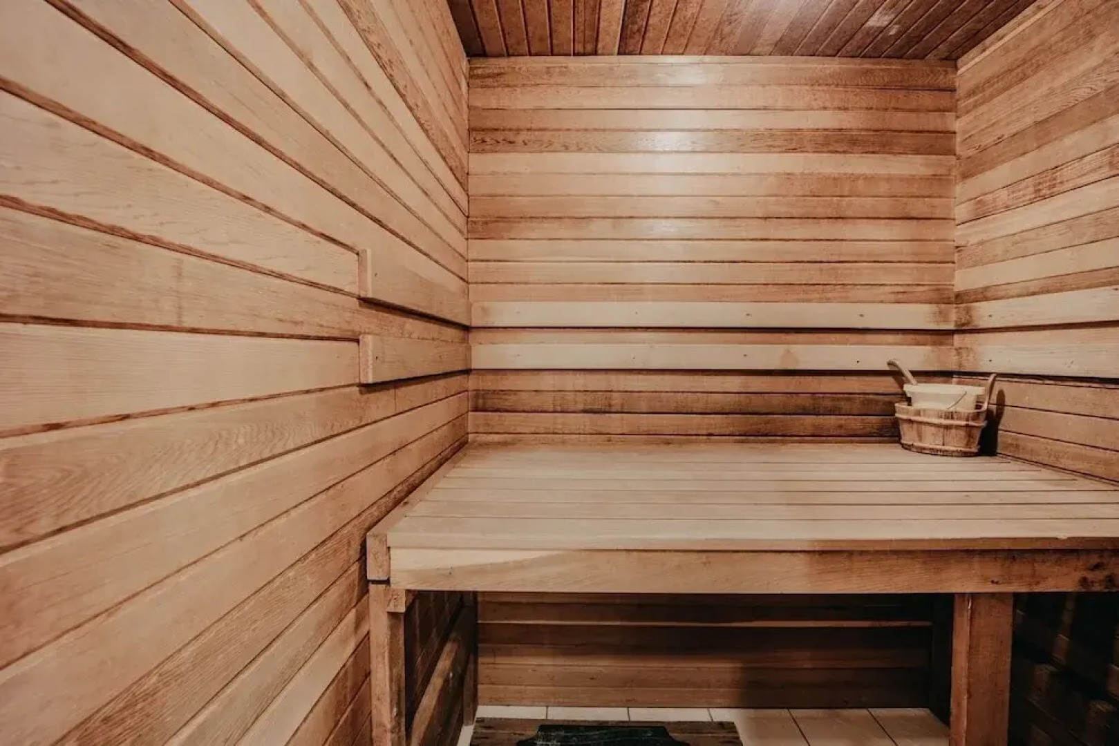 19mbr - Hot Tub - Sauna - Bbq - Pets Ok - Wifi - Sleeps 10 5 Bedroom Home by RedAwning